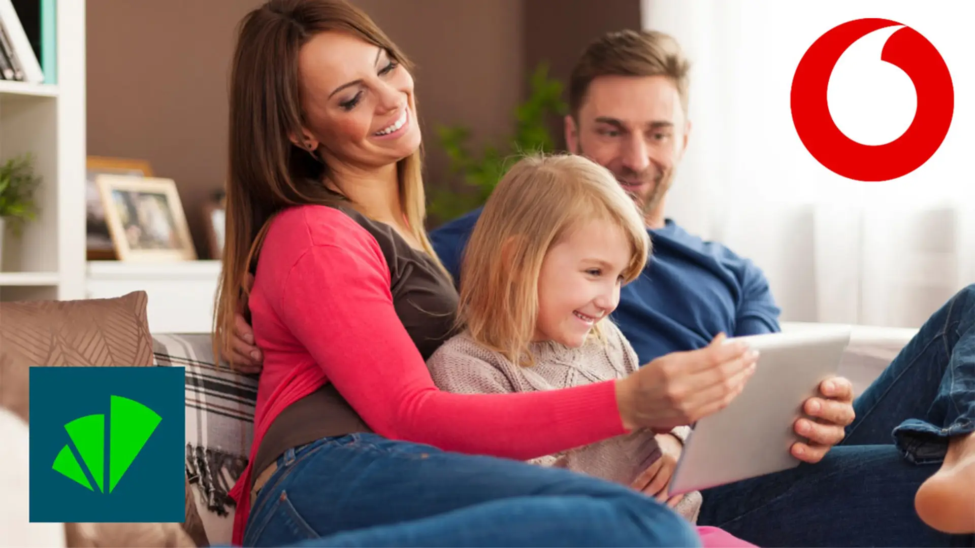 Familia feliz usando una tablet en el sofá. Promoción especial de los servicios de Vodafone para clientes de Unicaja.