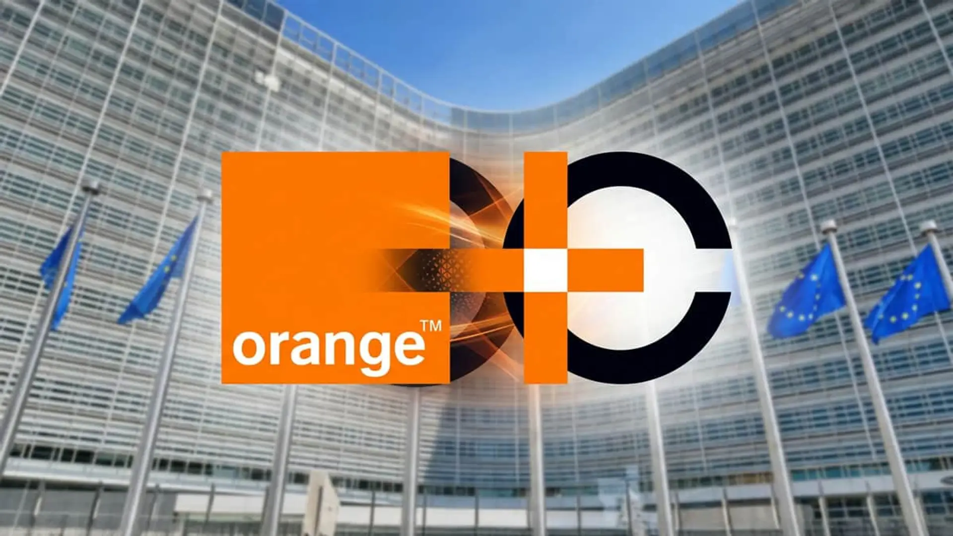 Orange echa a los fondos de MasOrange y descarta la salida a Bolsa: qué cambia ahora Logotipos de Orange y MasOrange frente al edificio de la Comisión Europea para representar su alianza y aprobación.