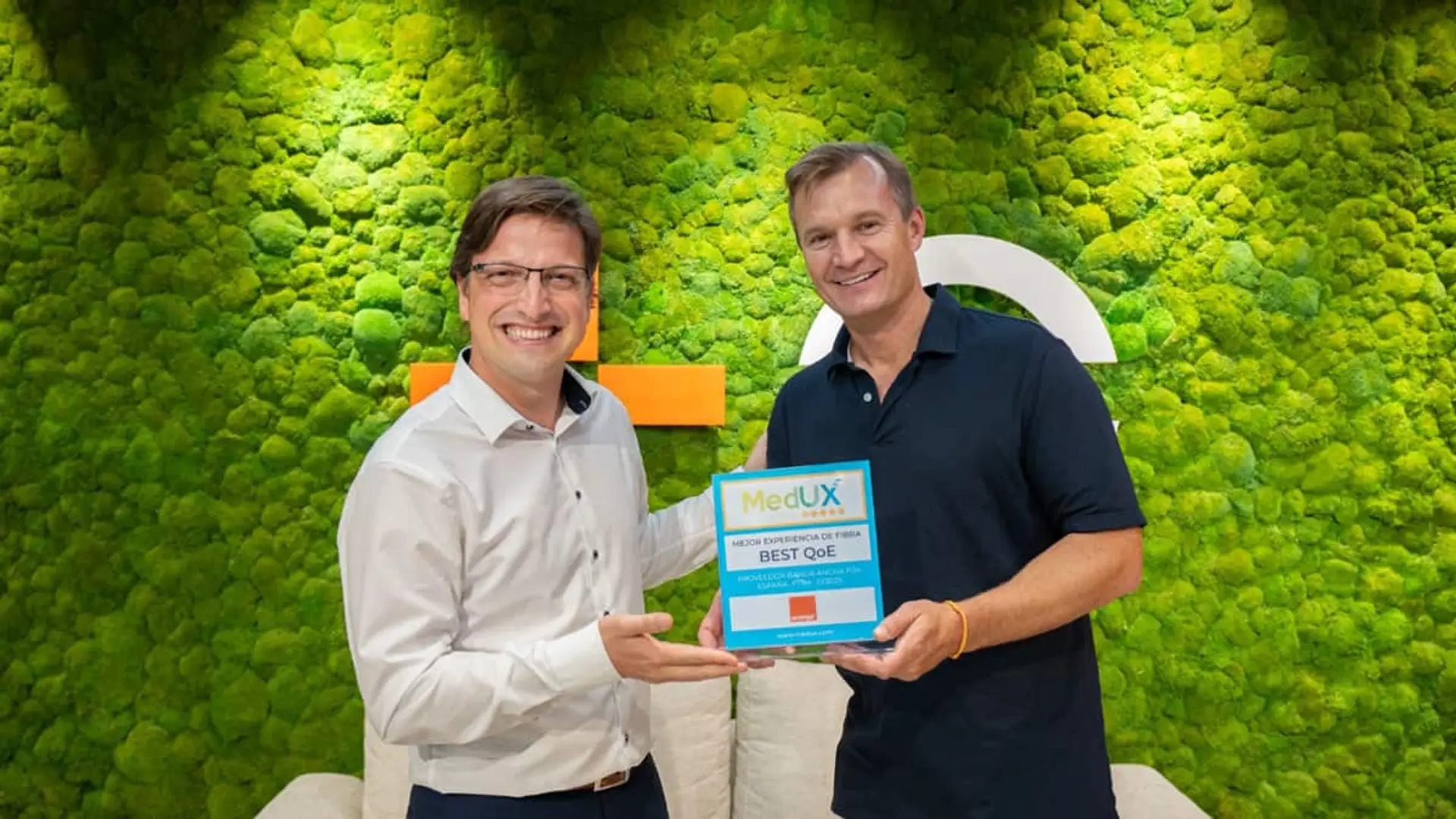 Orange ofrece la mejor experiencia de fibra óptica en España: su calificación es “excepcional” Meinrad Spenger, CEO de MasOrange, recoge el premio de MedUX a la mejor experiencia de fibra de 2025.