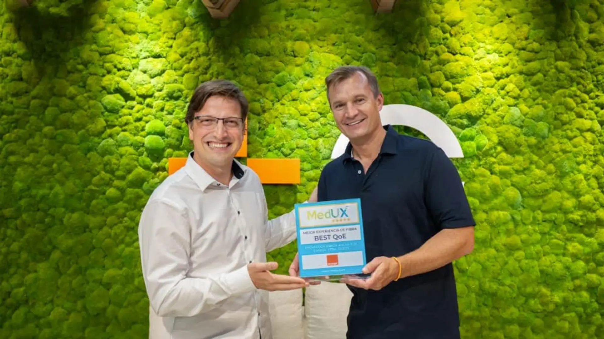 Meinrad Spenger, CEO de MasOrange, recibe el premio MedUX a la mejor experiencia de fibra óptica en España.