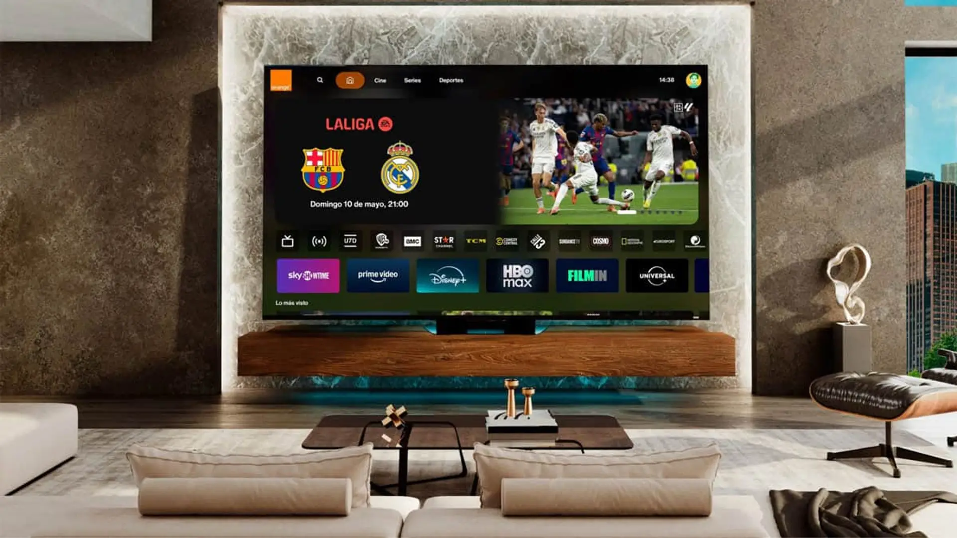 Interfaz de Orange TV en Smart TV con aplicaciones de streaming y fútbol de LaLiga en un salón moderno.