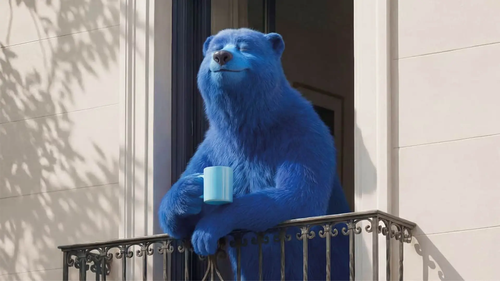 Por qué O2 no necesita atarte con permanencias para que no te vayas El icónico oso azul de O2 relajado en un balcón con una taza, representando la sencillez y paz de la operadora.