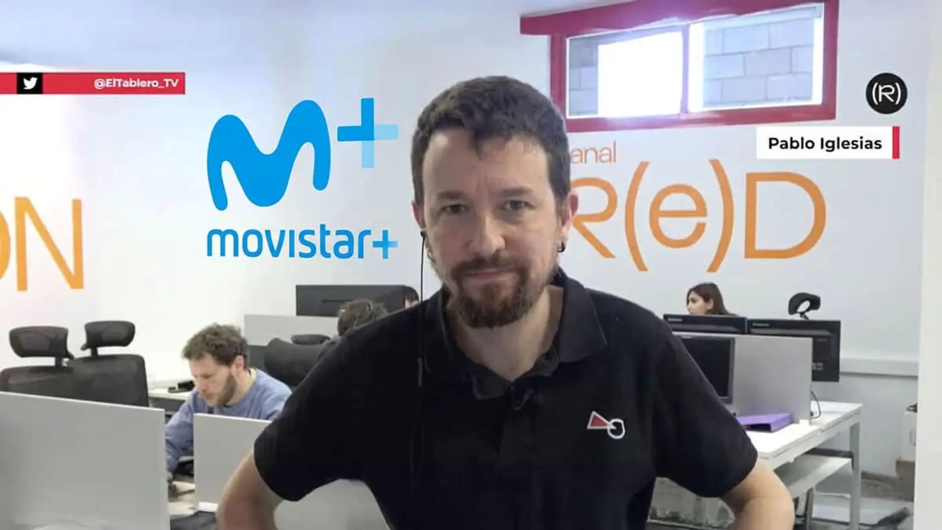 Pronto podrás ver el Canal Red de Pablo Iglesias en Movistar Plus+ Pablo Iglesias en la redacción de Canal Red junto al logotipo de Movistar Plus para su oferta de televisión digital en streaming.