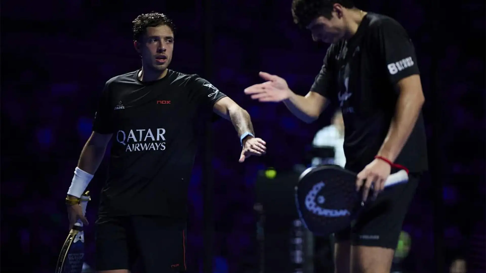 Dónde ver Premier Padel Riyadh P1 2026 por TV en directo: canales, plataformas y horarios en España Coello y Tapia, jugadores de pádel, con equipación negra de Qatar Airways conversan durante un partido en pista cubierta.