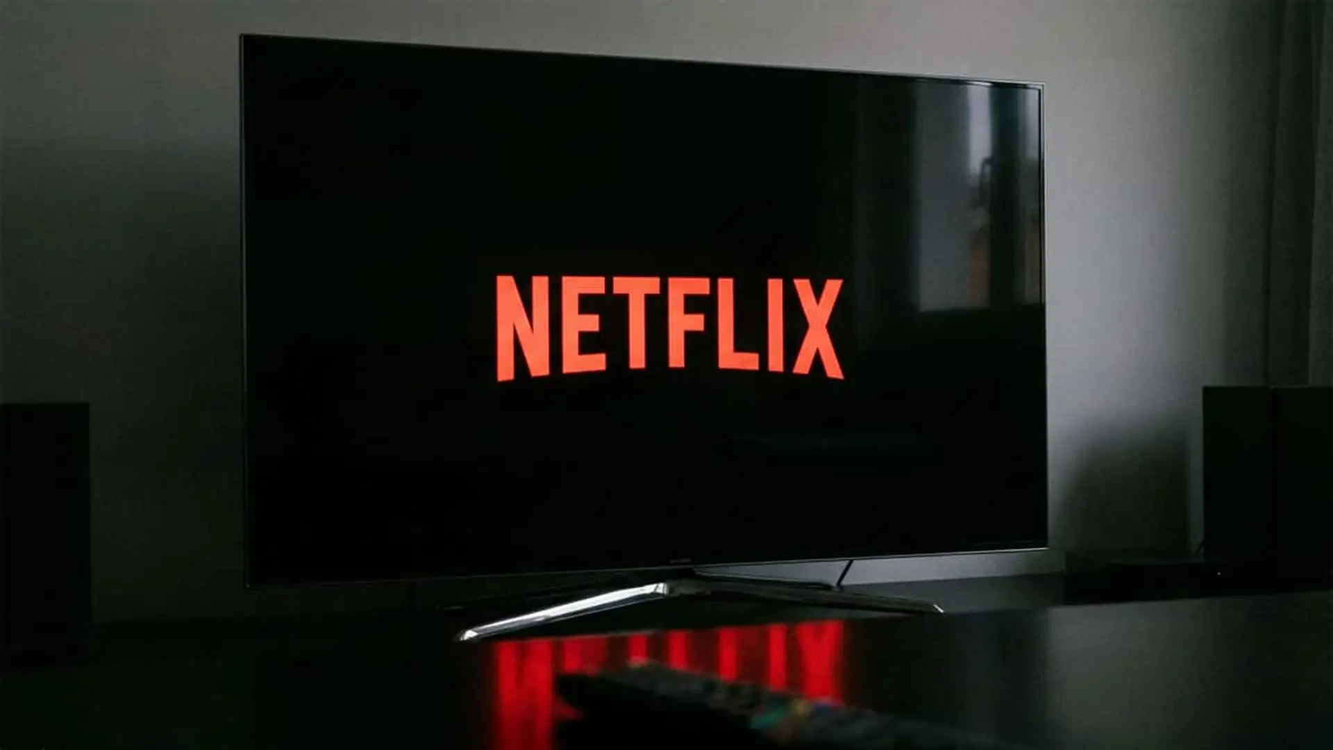 Netflix dice adiós a estas 18 películas en enero: aún estás a tiempo de verlas antes de que las elimine de su catálogo Logo de Netflix en una pantalla en negro en una habitación en penumbra.