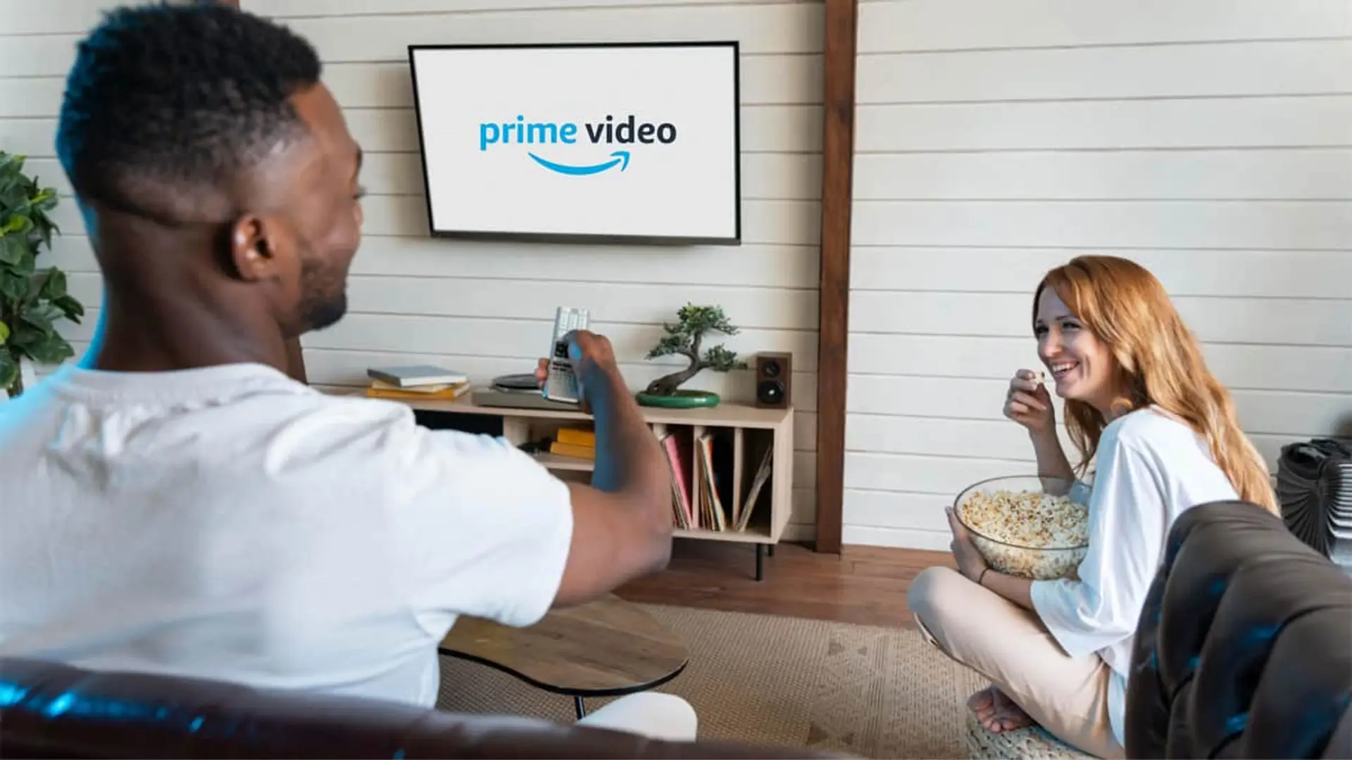 Prime Video vuelve a mover ficha con los canales FAST: acaba de añadir este a su catálogo Pareja feliz en el salón viendo contenido en streaming en la aplicación de Amazon Prime Video.