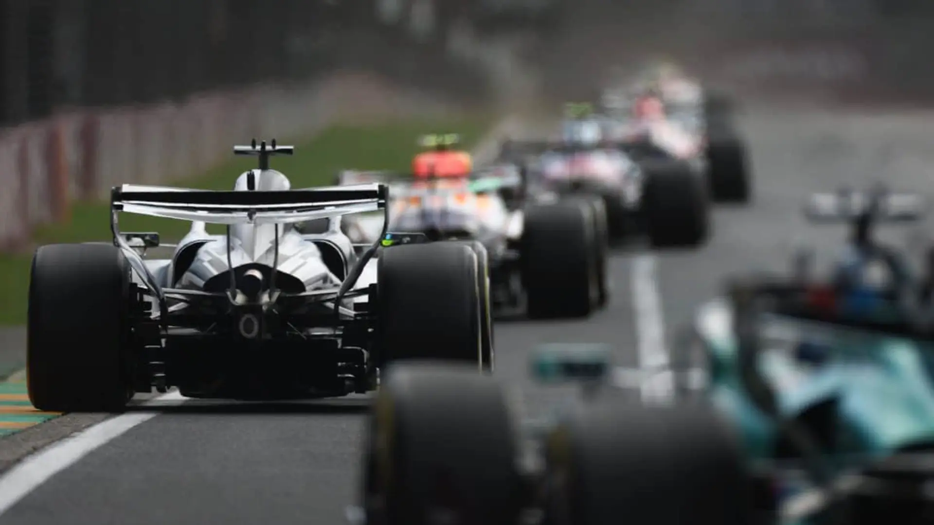 F1 y MotoGP gratis en 2026: estas son las cinco carreras que podrás ver en abierto en Mediaset Fernando Alonso pilotando su Aston Martin en el Gran Premio de China de Fórmula 1 para ver en streaming.