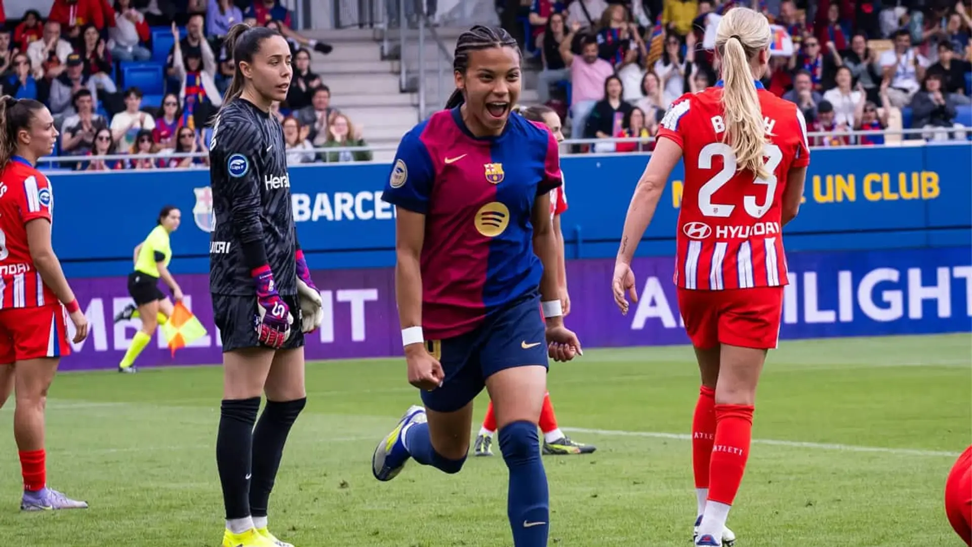 Una jugadora del FC Barcelona Femenino celebrando un gol durante un partido de la Liga F contra el Atlético de Madrid.