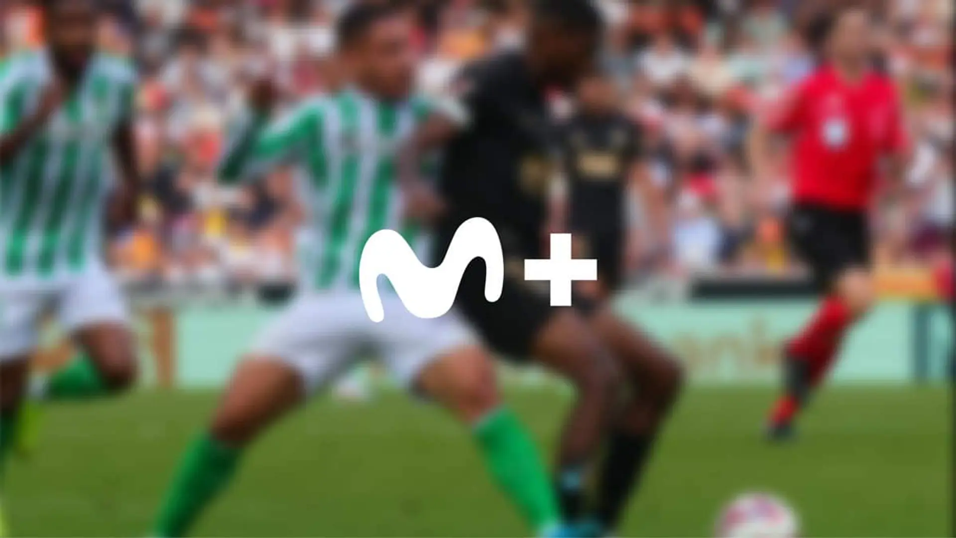 Calendario deportivo de Movistar Plus+ este fin de semana: fútbol, baloncesto y la final del Open de Australia con Alcaraz Imagen desenfocada de un partido de fútbol con jugadores en accion y logotipo de Movistar Plus en primer plano