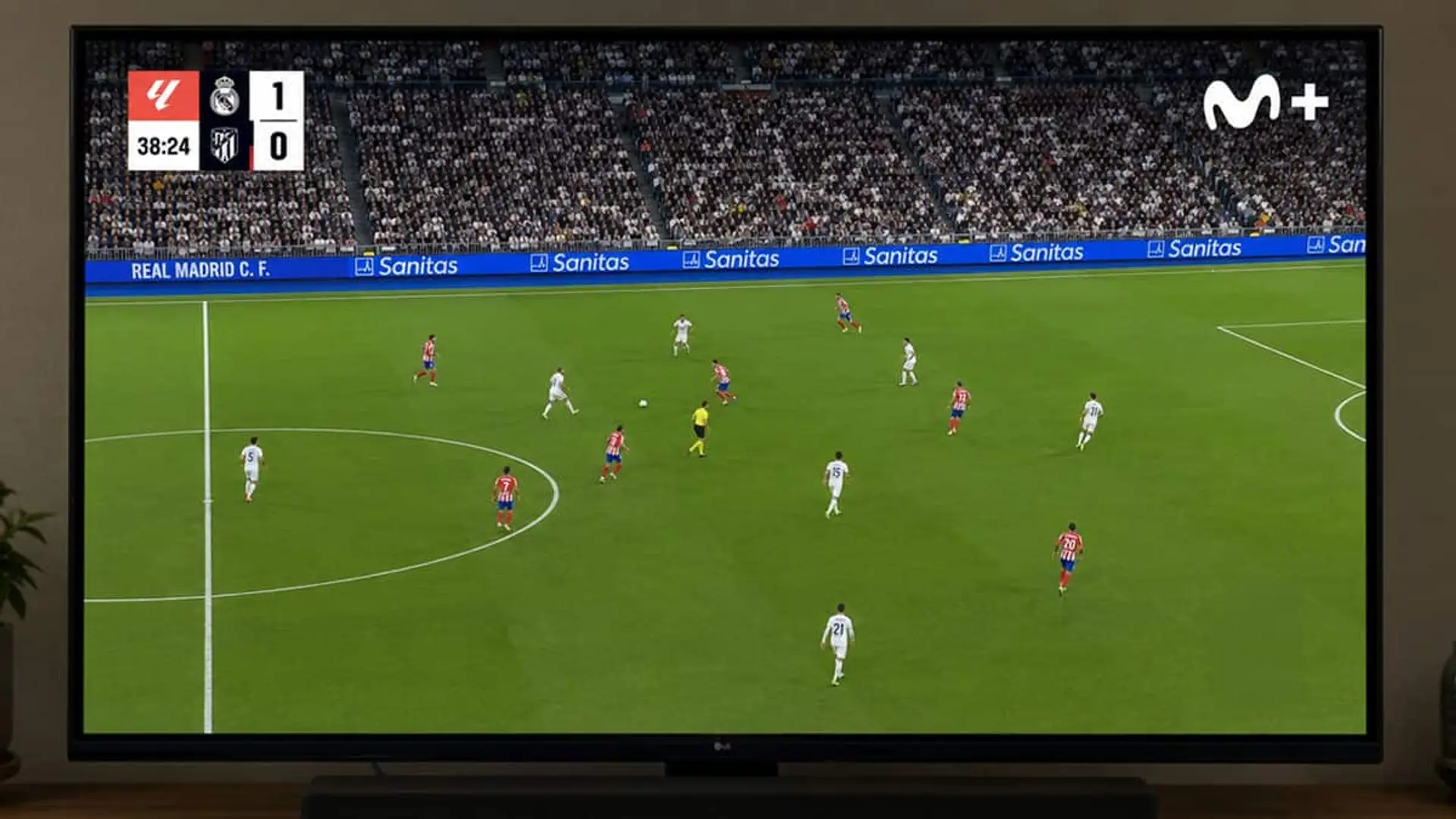 Televisión mostrando un partido entre el Real Madrid y el Atlético de Madrid con el logotipo de Movistar Plus en pantalla