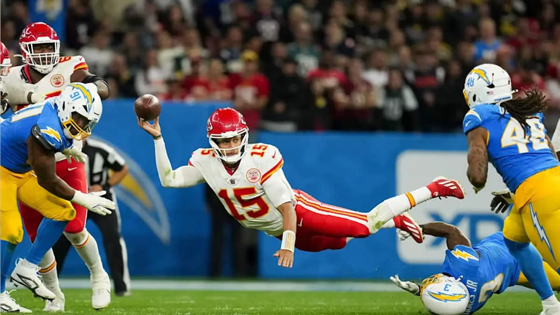 Patrick Mahomes lanzando el balón durante un partido de los Kansas City Chiefs contra Los Angeles Chargers