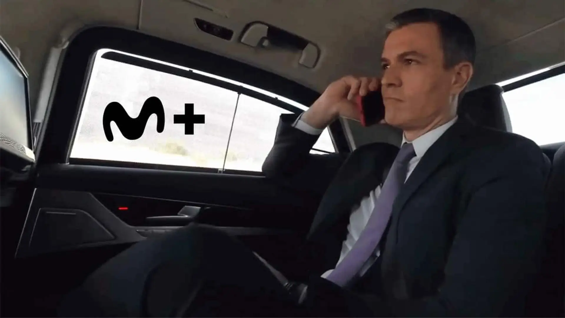 Pedro Sánchez hablando por teléfono en un coche oficial con el logotipo de Movistar Plus+