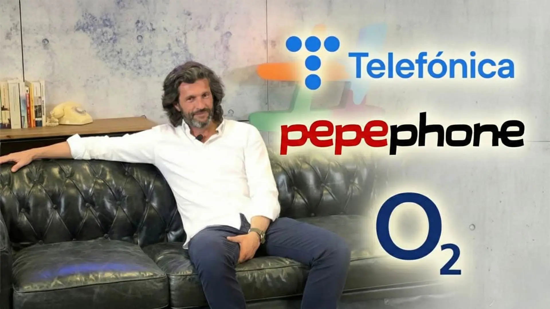 Pedro Serrahima sentado en un sofá con logos de Telefónica, Pepephone y O2.