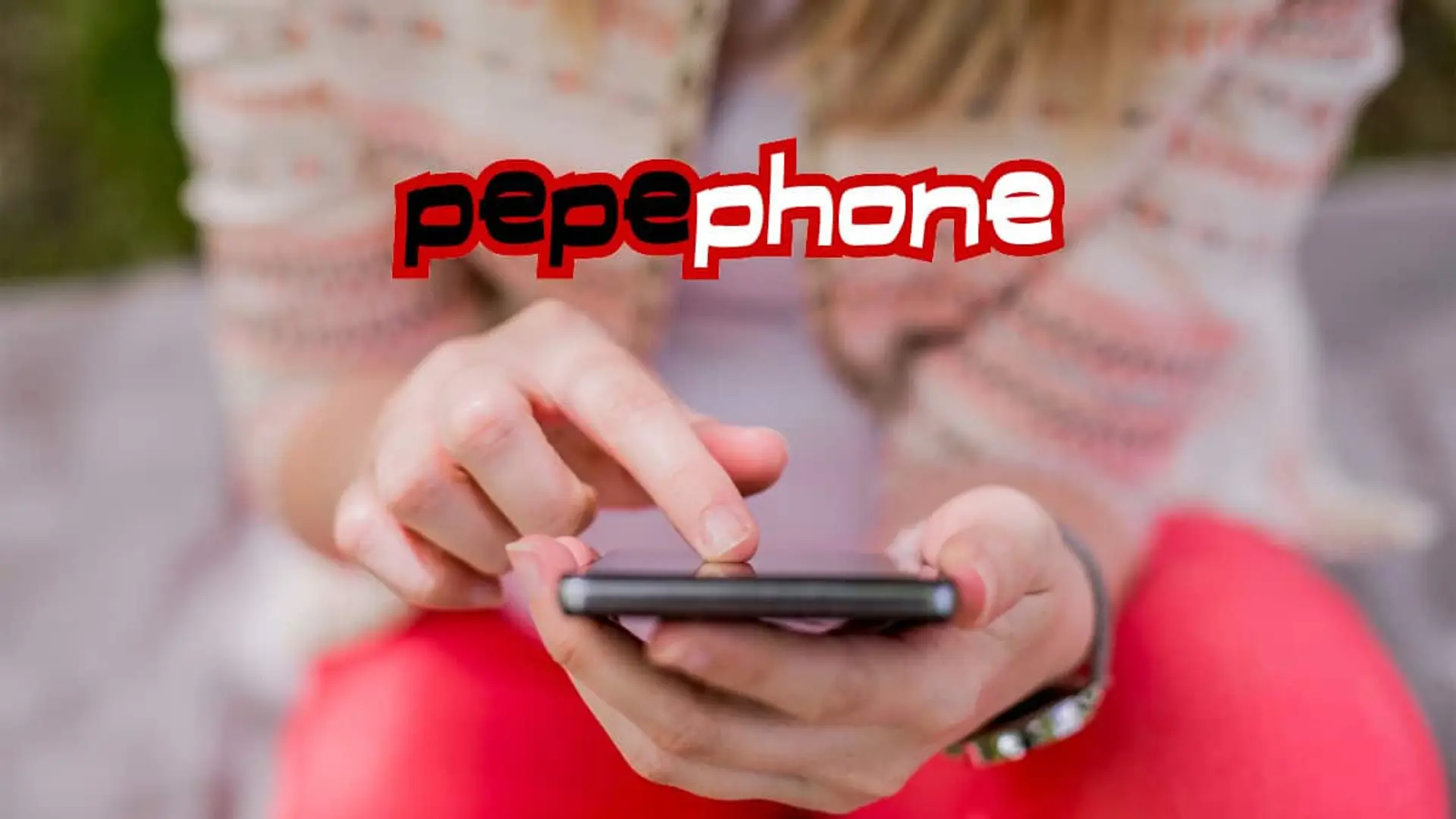 Pepephone mejora sus tarifas móviles más completas: más gigas por el mismo precio Persona usando un móvil con el logotipo de Pepephone sobre la imagen