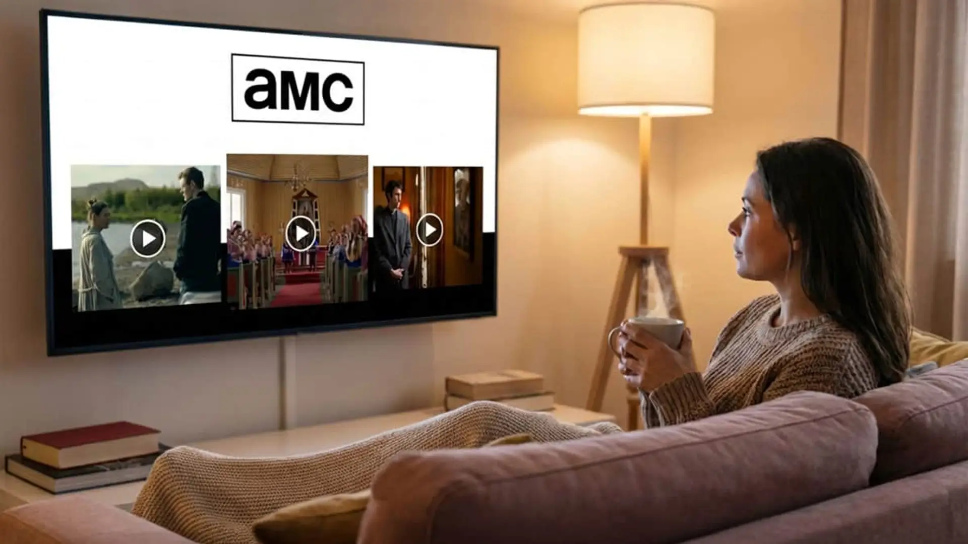 Mujer viendo la interfaz de AMC+ en su televisión con el catálogo de series y películas.