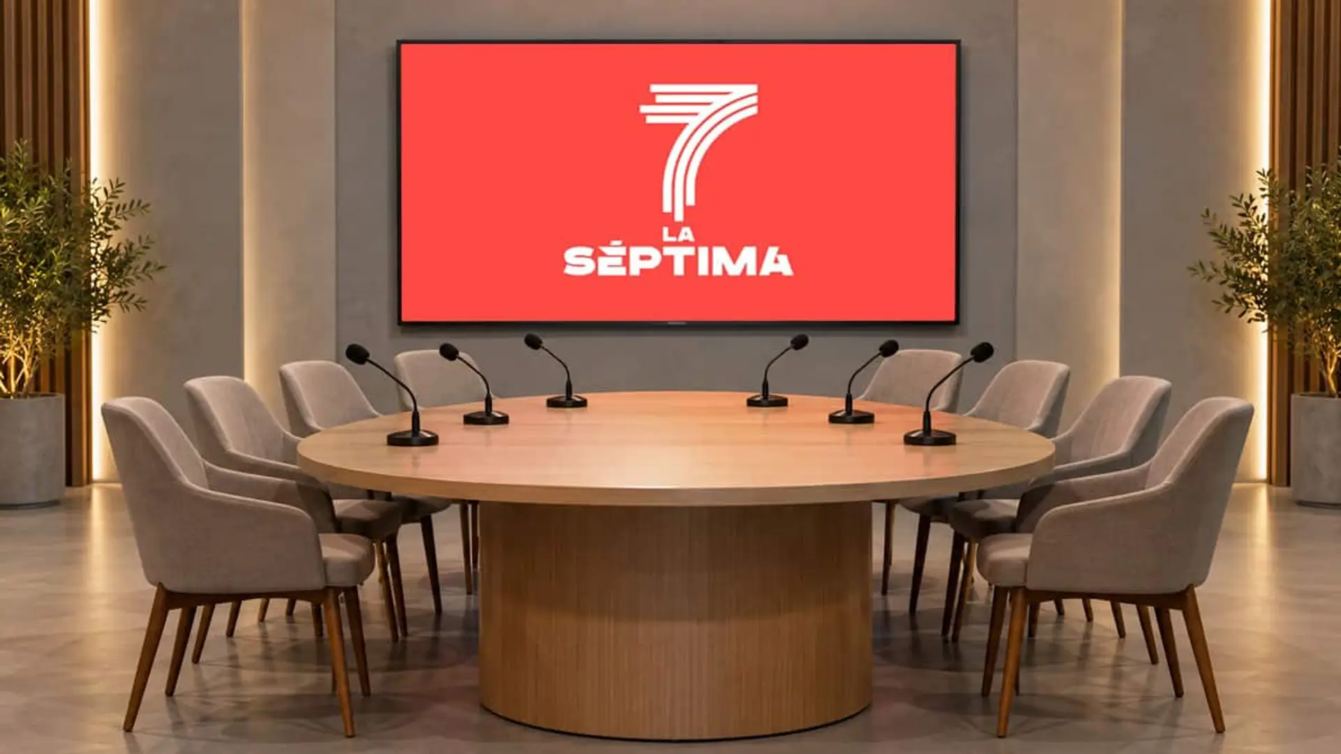 Plató de televisión de La Séptima con mesa redonda de madera, ocho sillas, micrófonos y pantalla con el logotipo del canal.