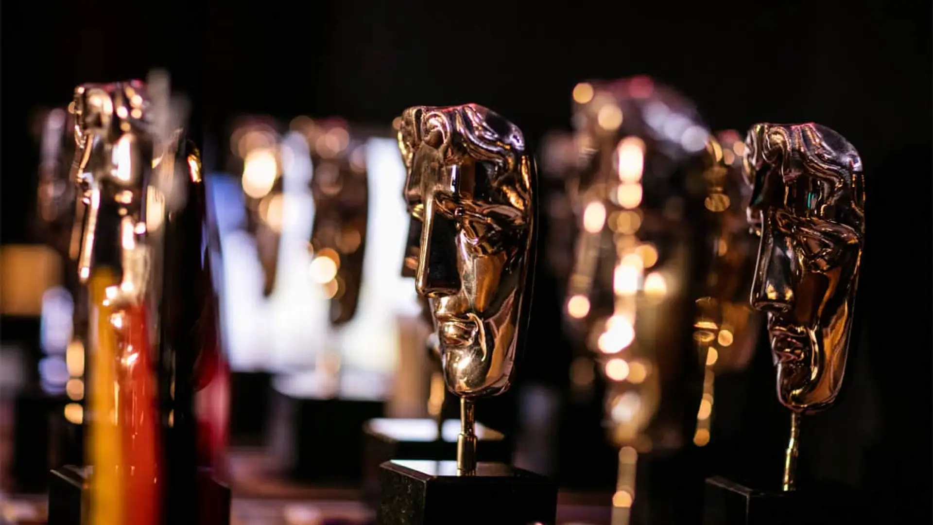 Trofeos dorados de los premios BAFTA alineados para una gala 2026.