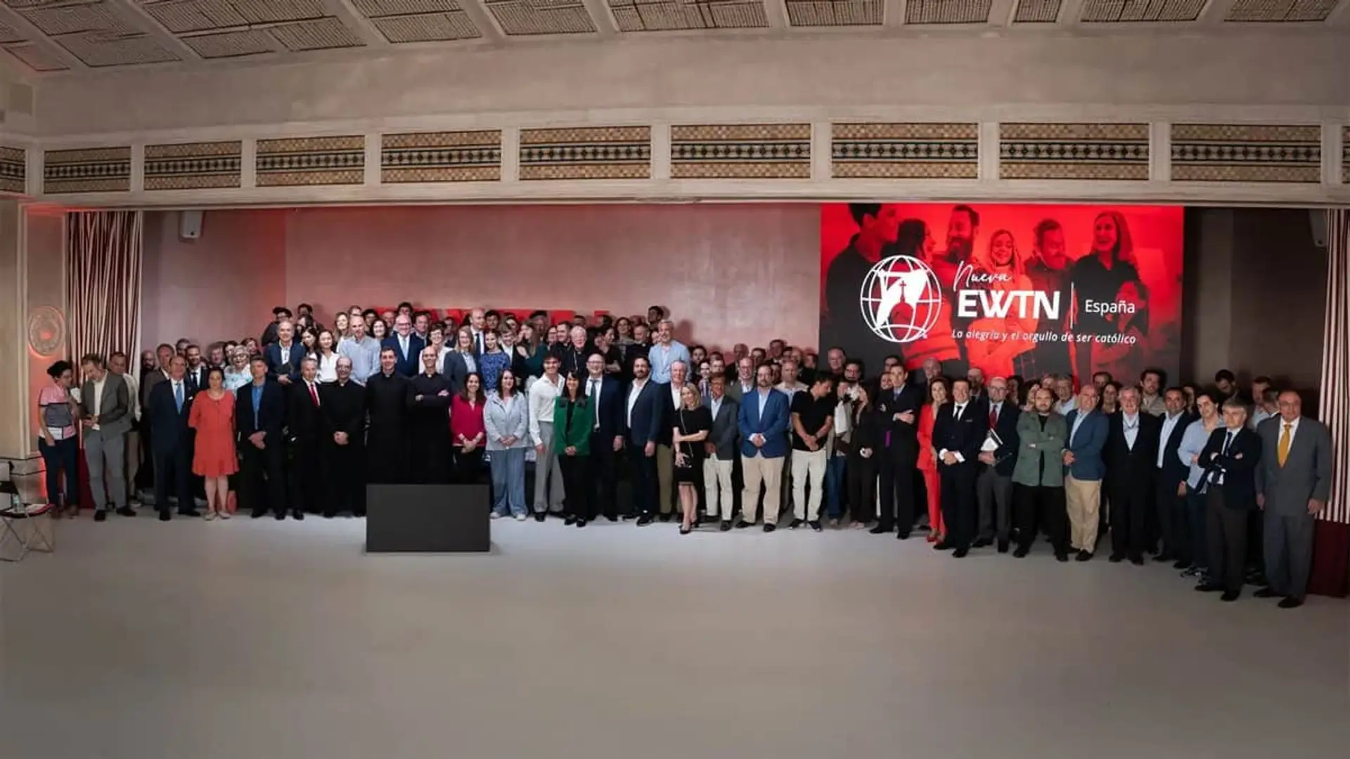 Evento de lanzamiento de la Nueva EWTN España con invitados y representantes del canal católico frente al logo oficial.
