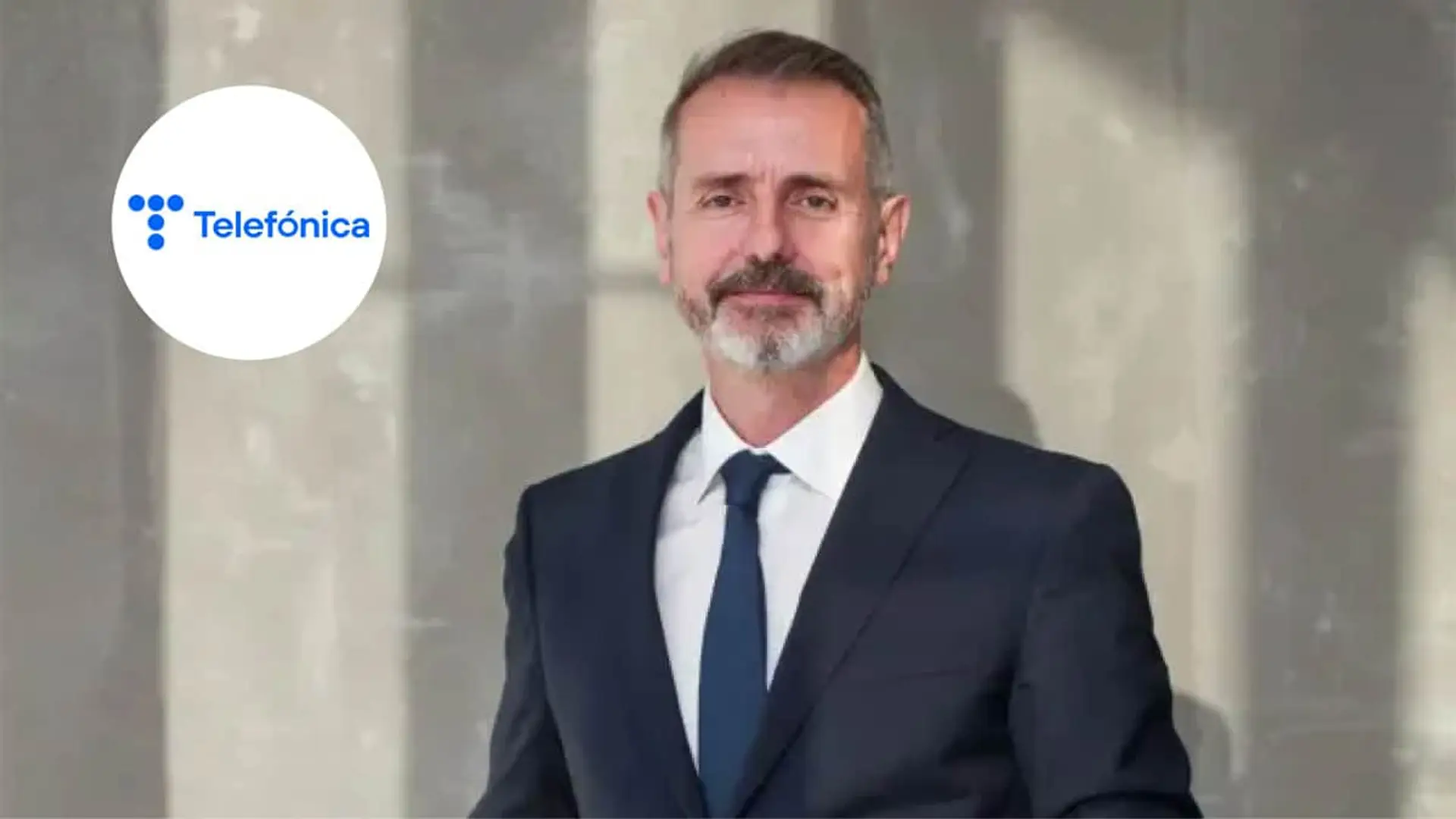 Marc Murtra, presidente ejecutivo de Telefónica, posando junto al logotipo oficial de la compañía.