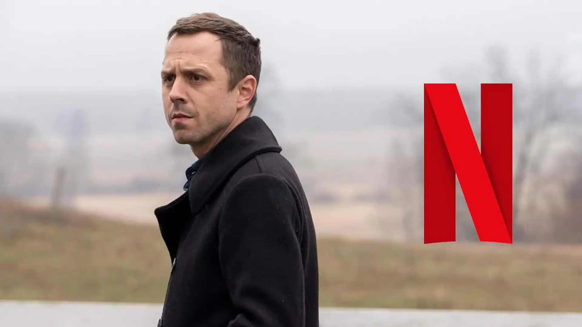 El protagonista de Sneaky Pete con abrigo negro en un paisaje exterior junto al logotipo rojo de Netflix