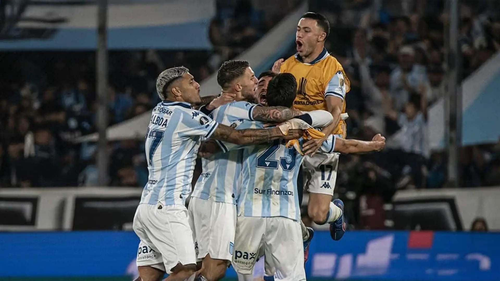 Los jugadores de Racing de Avellaneda celebran uno de los goles que marcaron en los cuartos de final de la Copa Libertadores.