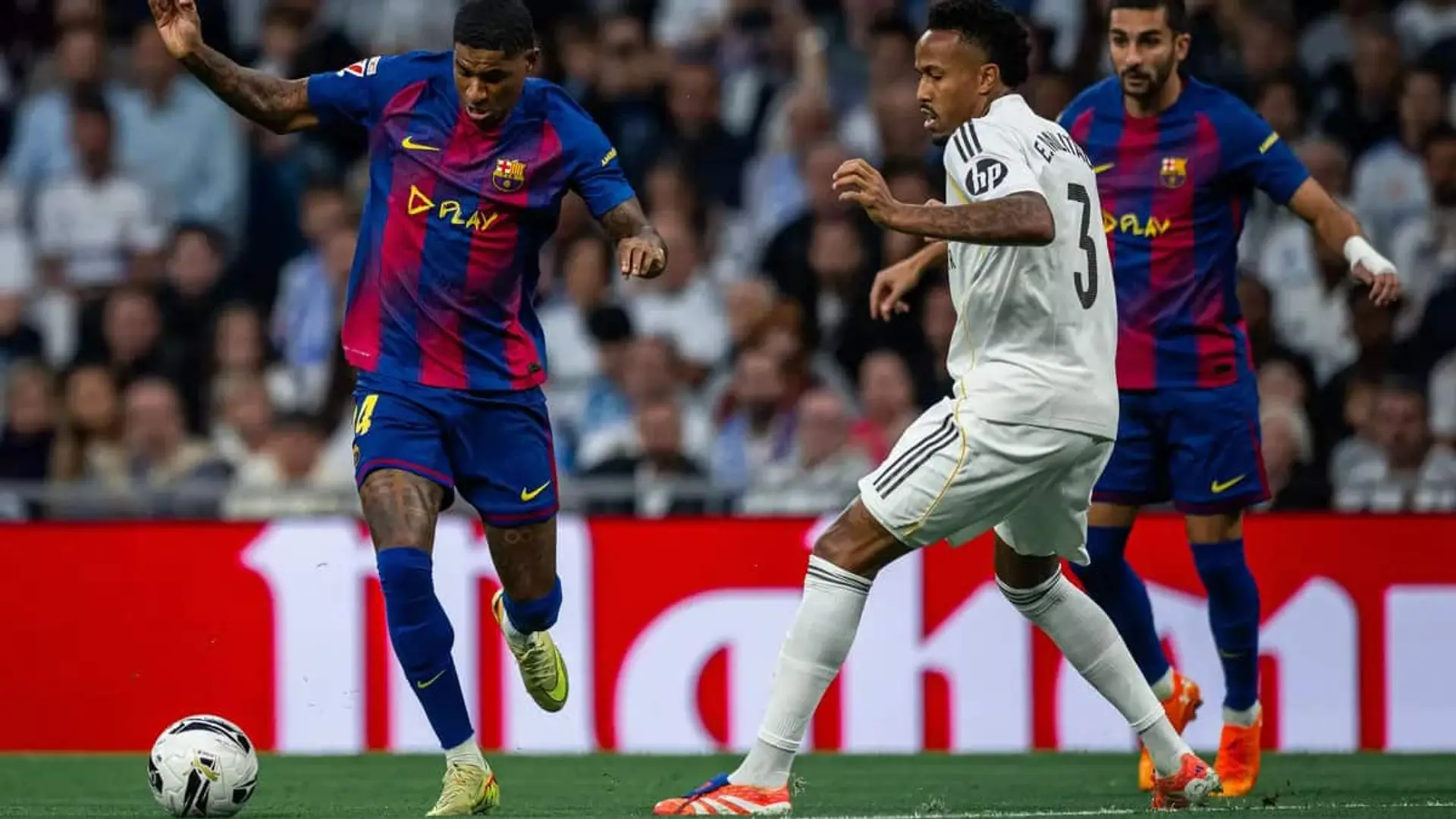 Militao, del Real Madrid, y Rashford y Ferrán Torres, del FC Barcelona, disputando el balón.