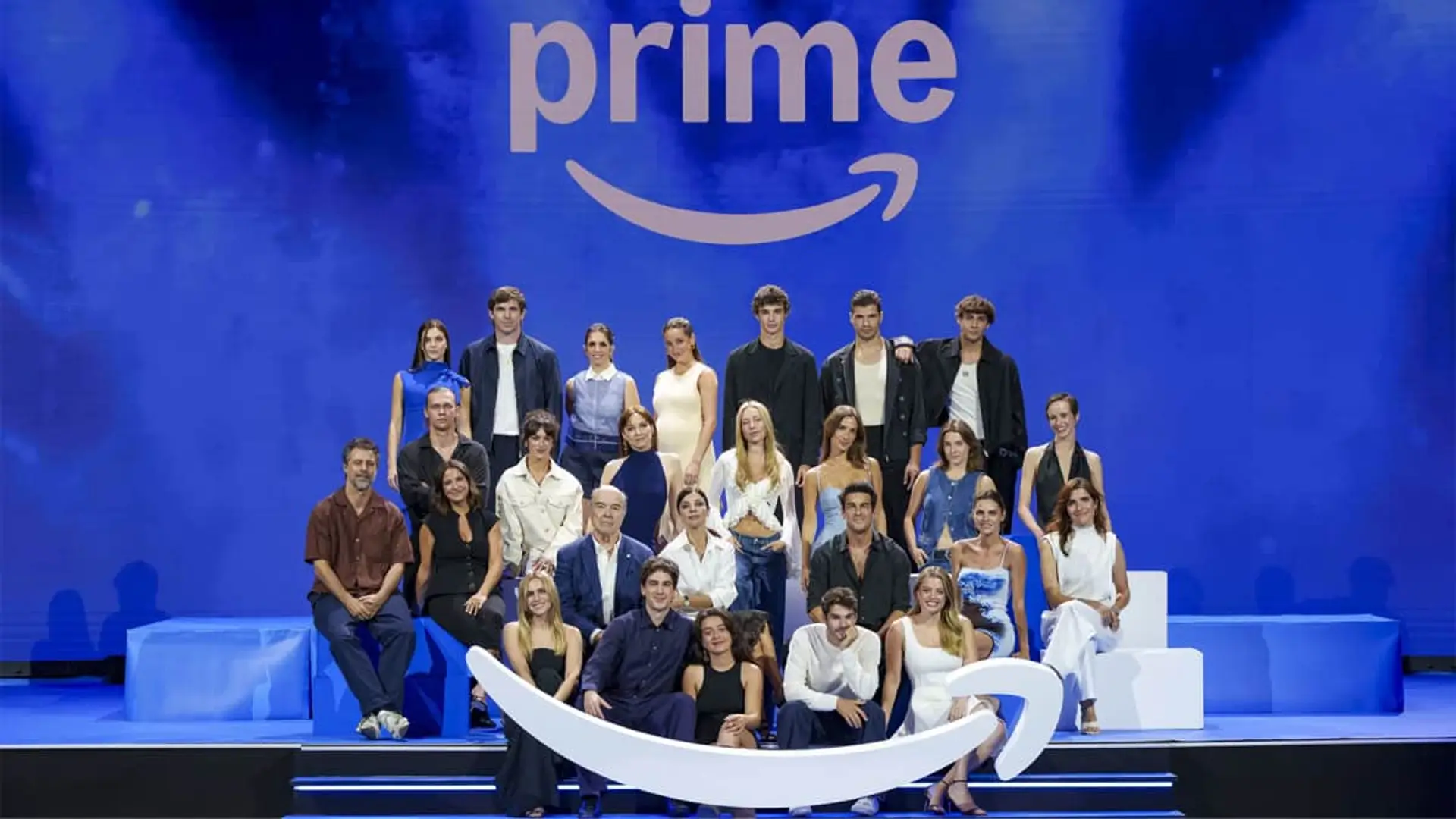 Prime Video celebra 10 años en España con sus mayores anuncios: OT 2027, Mataleón y seis películas nuevas Reparto posa en presentación de Prime Video sobre escenario azul con logo de Prime