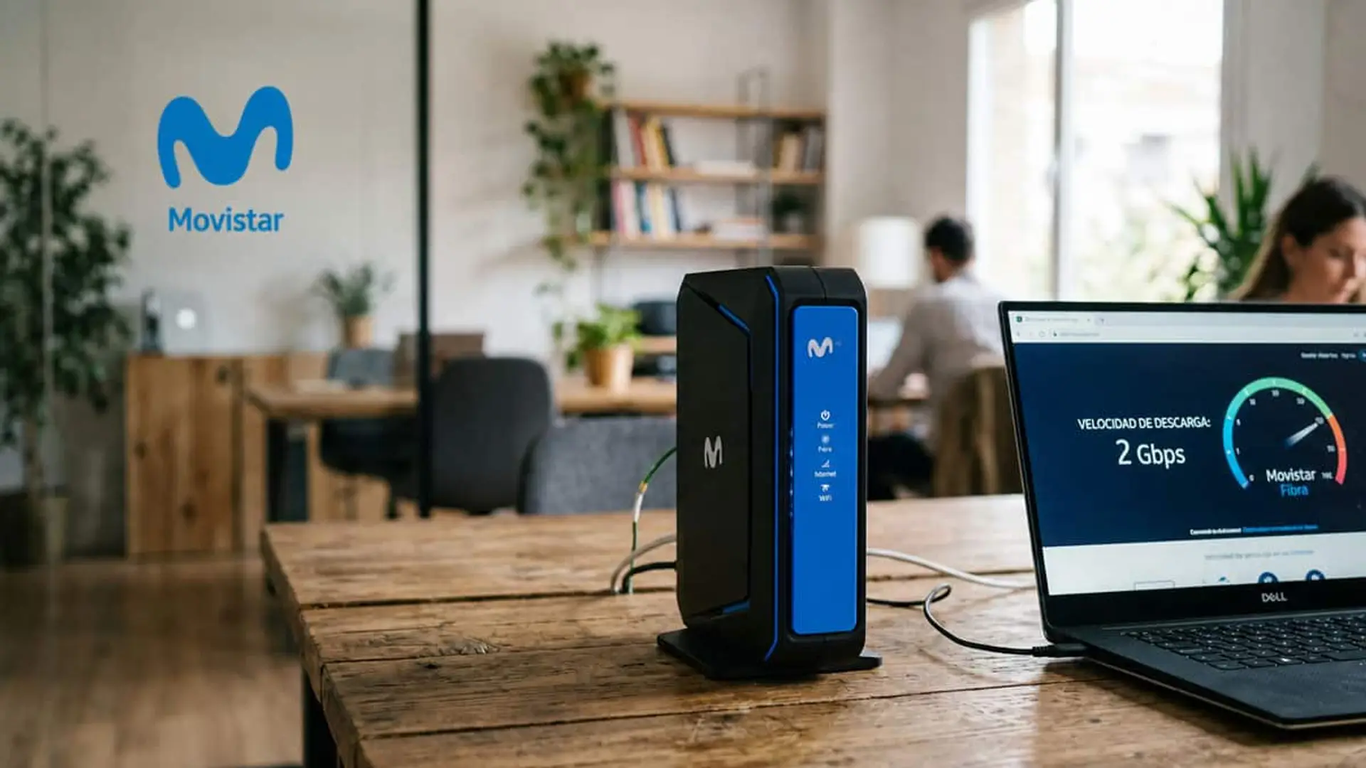 Router de Movistar junto a un portátil mostrando una velocidad de fibra de 2 Gbps