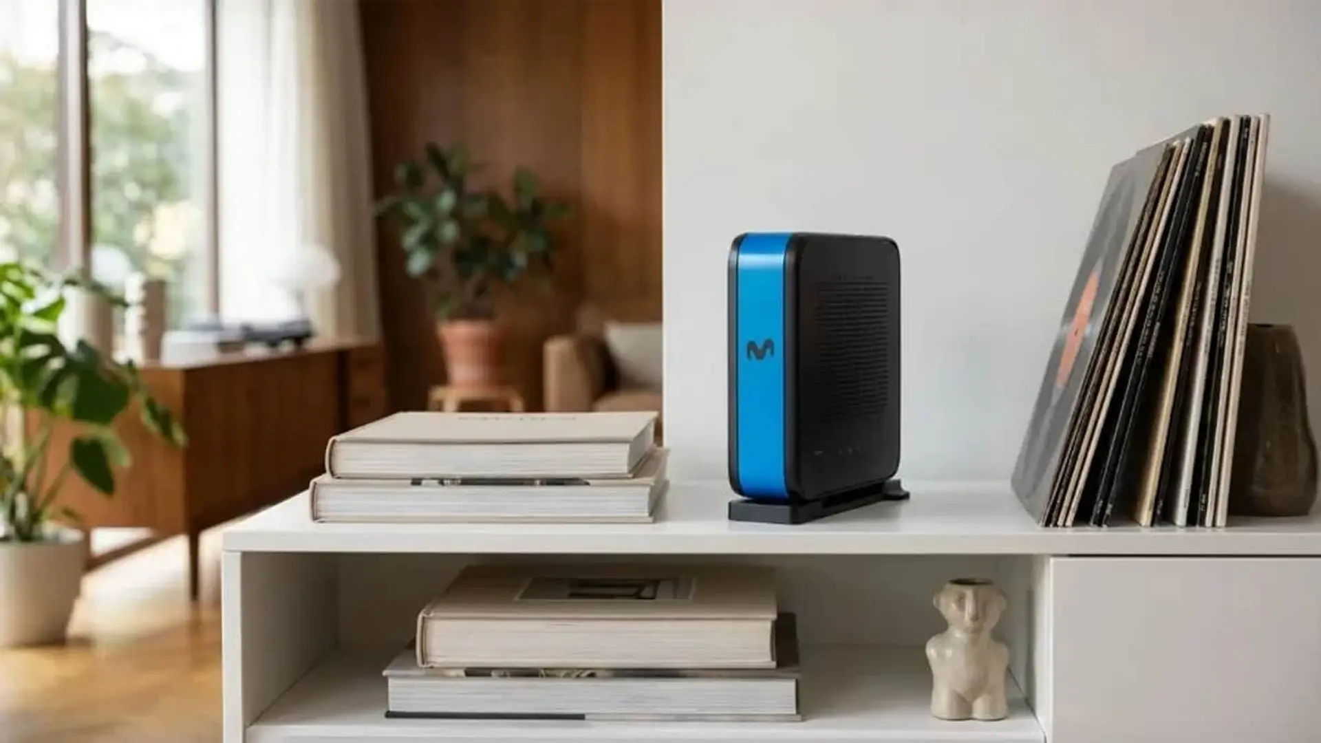 Router Smart WiFi 7 de Movistar en una estantería blanca de salón para internet de alta velocidad en casa.