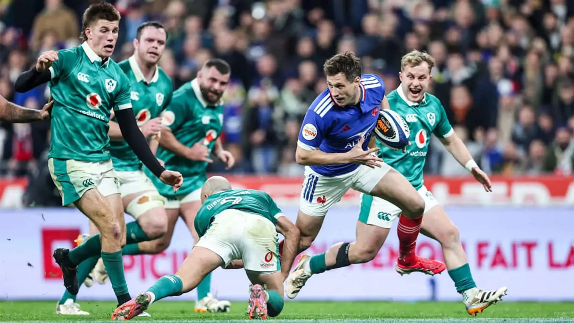Dónde ver el Seis Naciones de rugby 2026 por TV en directo: canales, plataformas y horarios Jugador de Francia avanza con el balón ante la defensa de Irlanda en el Torneo Seis Naciones