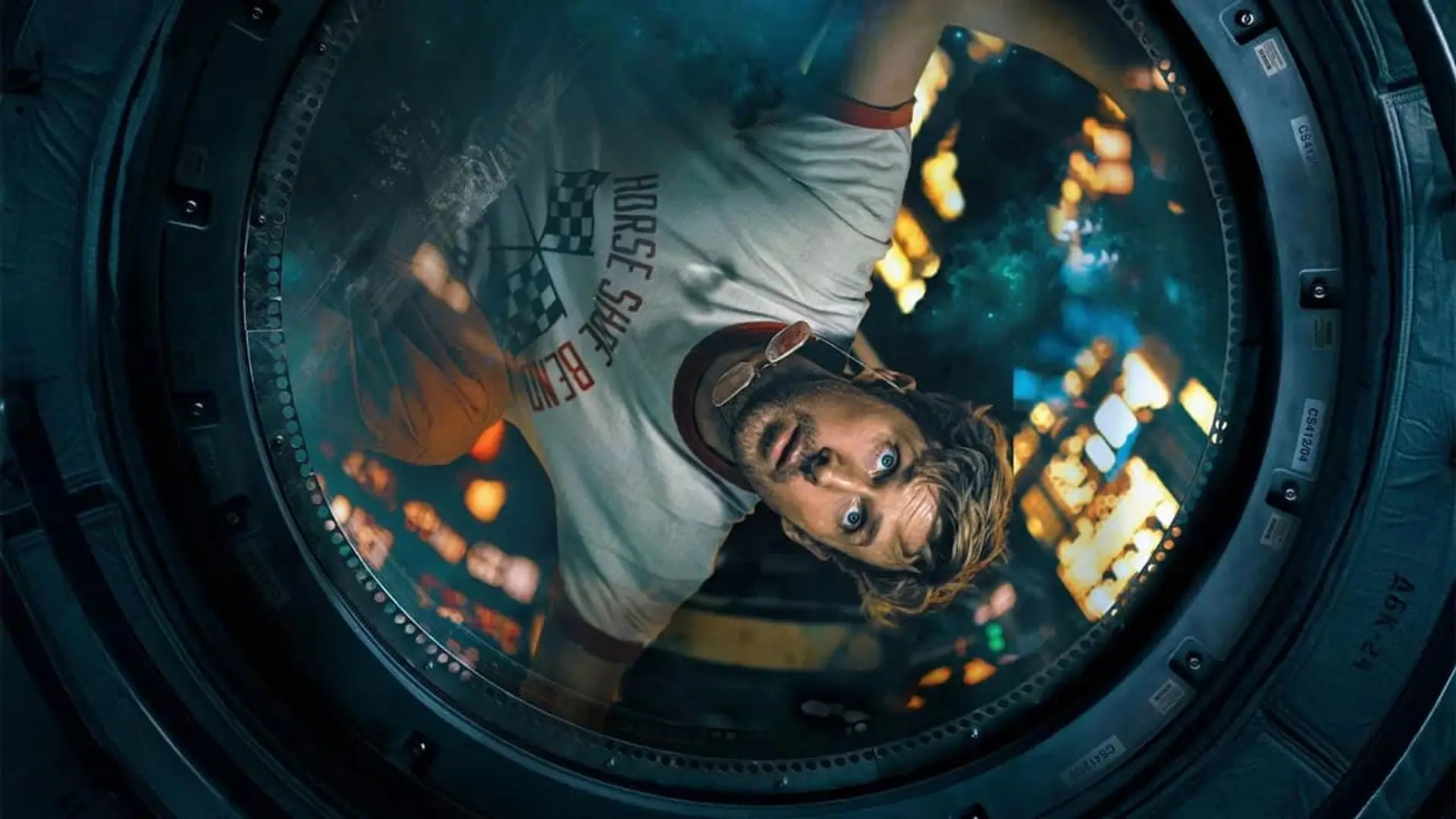 Ryan Gosling flotando boca abajo en escotilla espacial con luces futuristas, escena de ciencia ficción de la película Proyecto Salvación