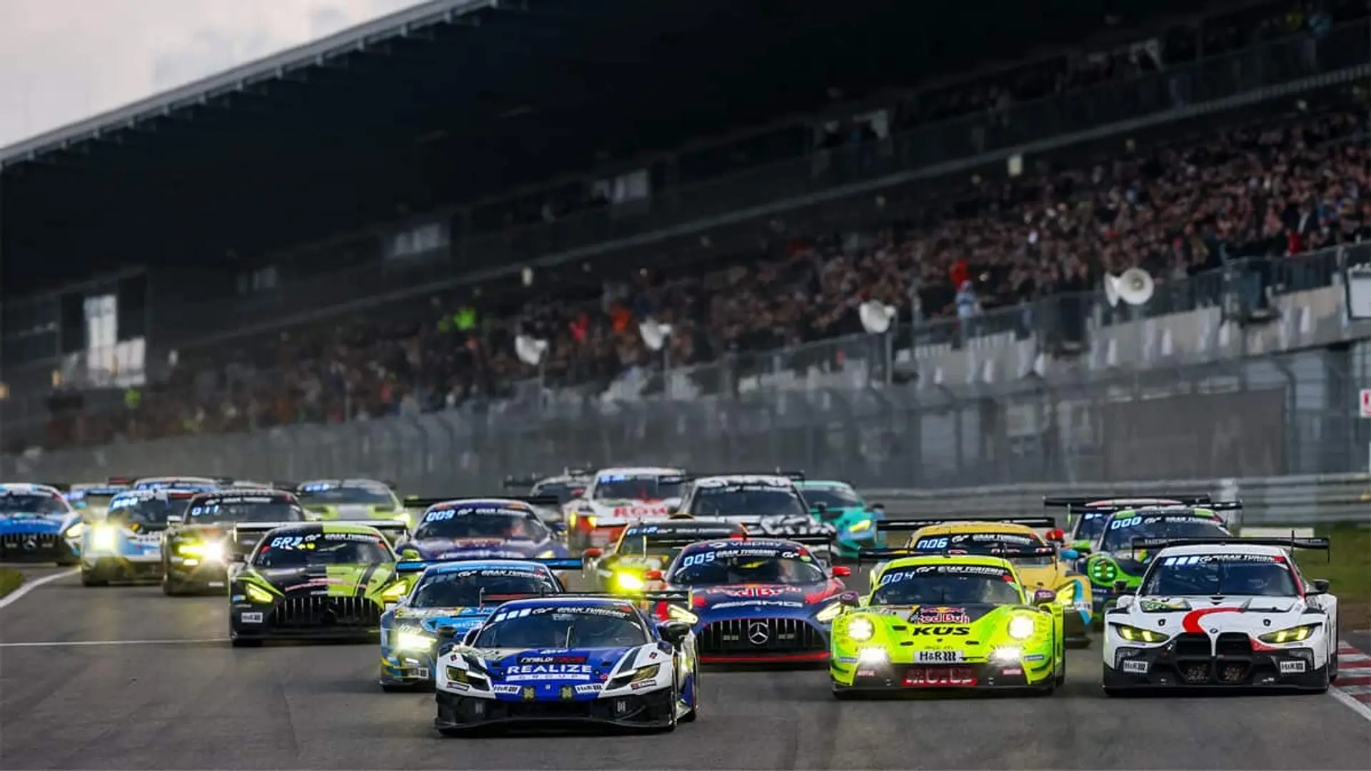 Salida de una carrera de resistencia en Nürburgring con varios coches compitiendo en un circuito