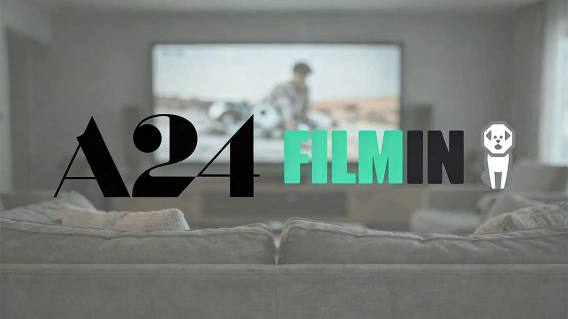 Salón con una pantalla desenfocada al fondo y los logotipos de A24 y Filmin sobre la imagen