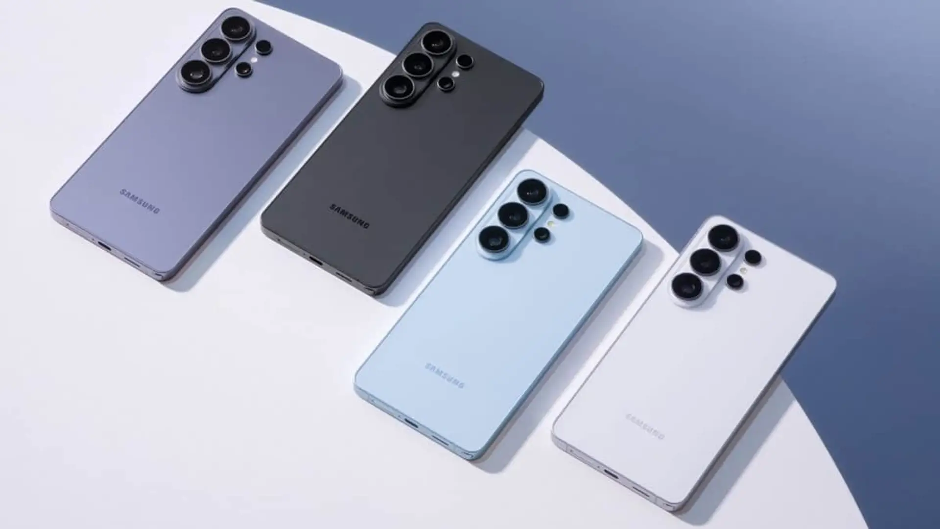 Cuánto cuesta el Samsung Galaxy S26 con cada operadora: la diferencia puede superar los 400 euros Gama de smartphones Samsung Galaxy S26 en diferentes colores y posiciones para promocionar las características de la cámara.