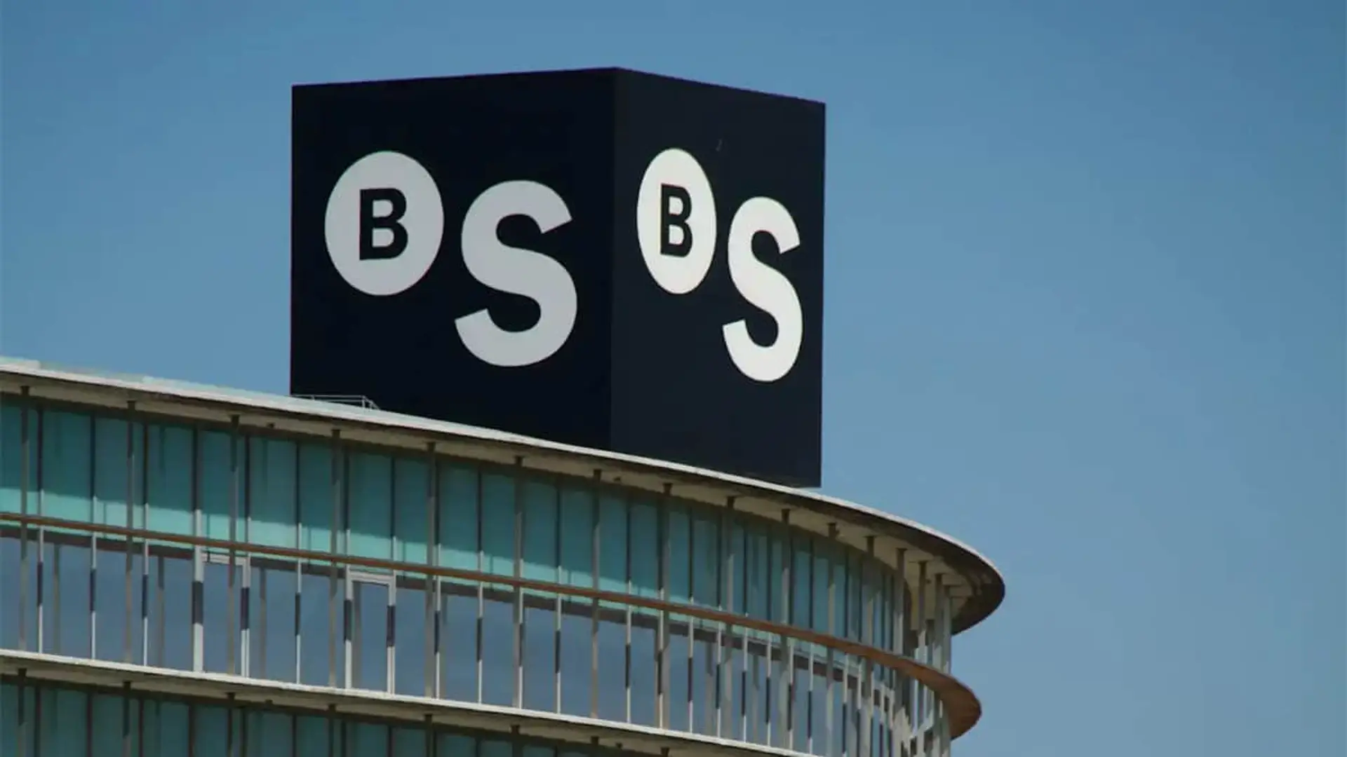 980€ por abrir una cuenta: el Sabadell calienta la captación de nóminas en el Black Friday Logo de Banco Sabadell en la azotea de su sede corporativa. Edificio moderno de oficinas con fachada acristalada.