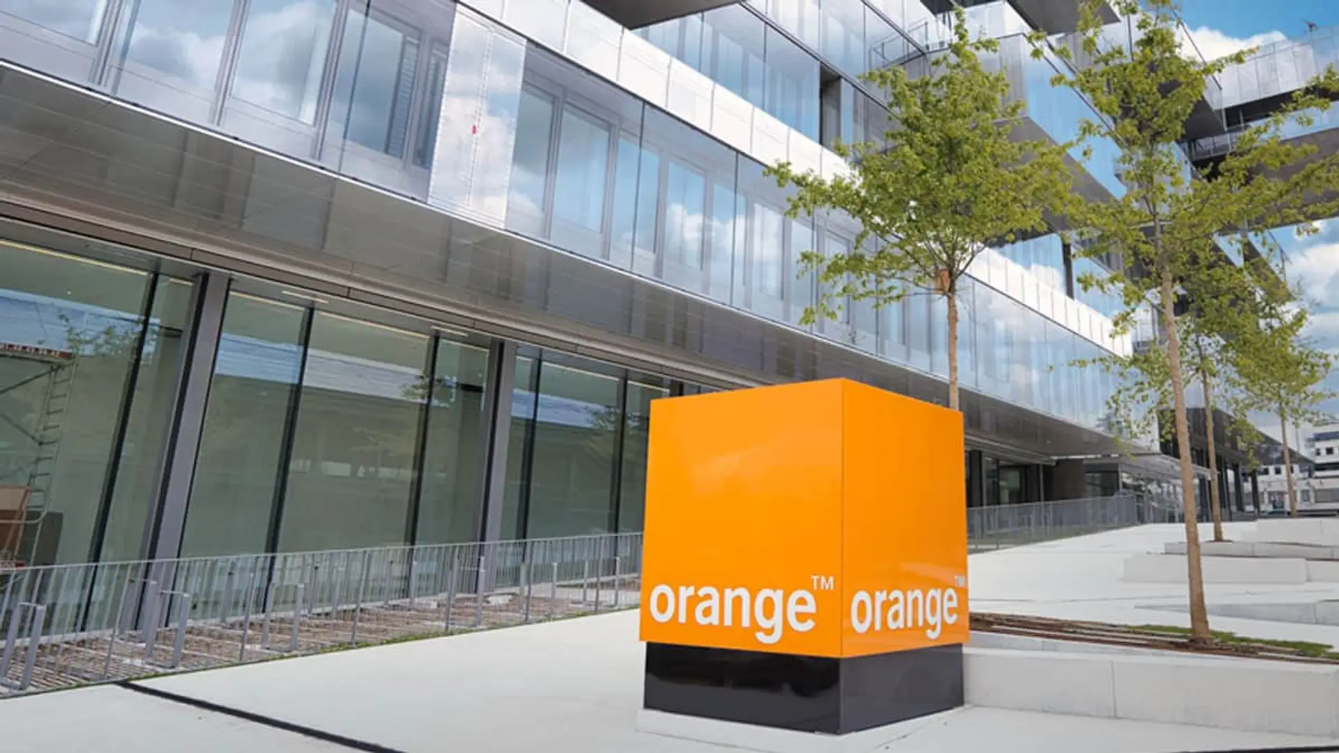 Orange sube su oferta por el 100% de MasOrange, pero la compra está en el aire: todo depende de Francia Fachada de una sede corporativa de la operadora de telecomunicaciones Orange, con su logo en la entrada.