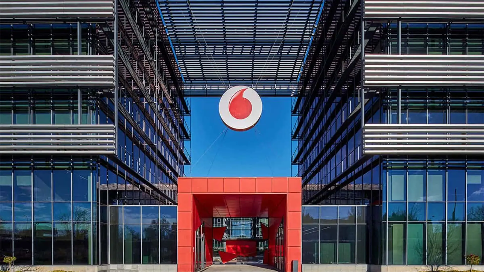 Fachada del edificio Vodafone en Avenida de América, Madrid.