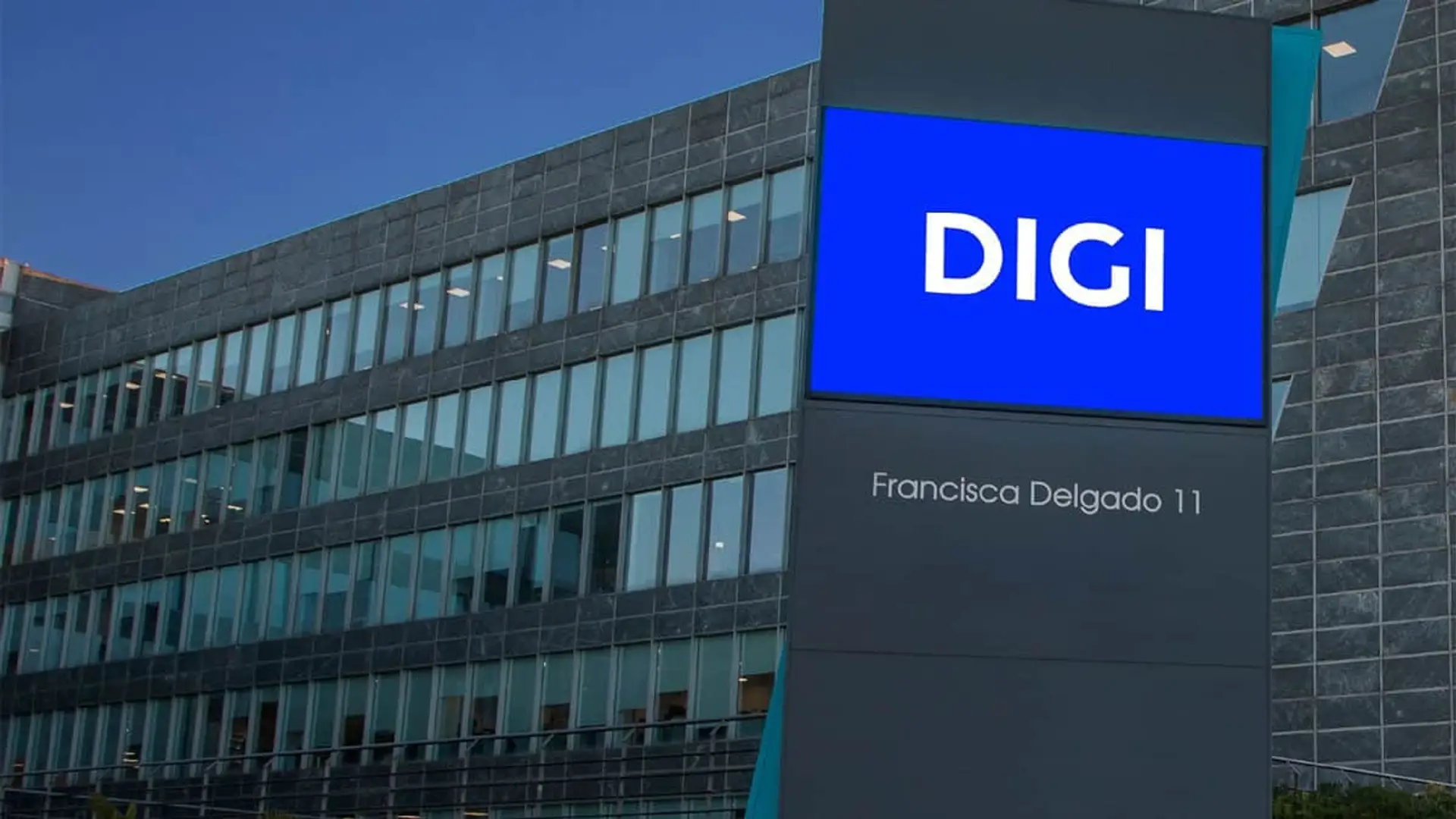 La trampa del low cost: DIGI abre su salida a Bolsa a particulares para financiar un modelo insostenible sin capital fresco Cartel exterior de la sede central de DIGI en edificio de oficinas calle Francisca Delgado 11.