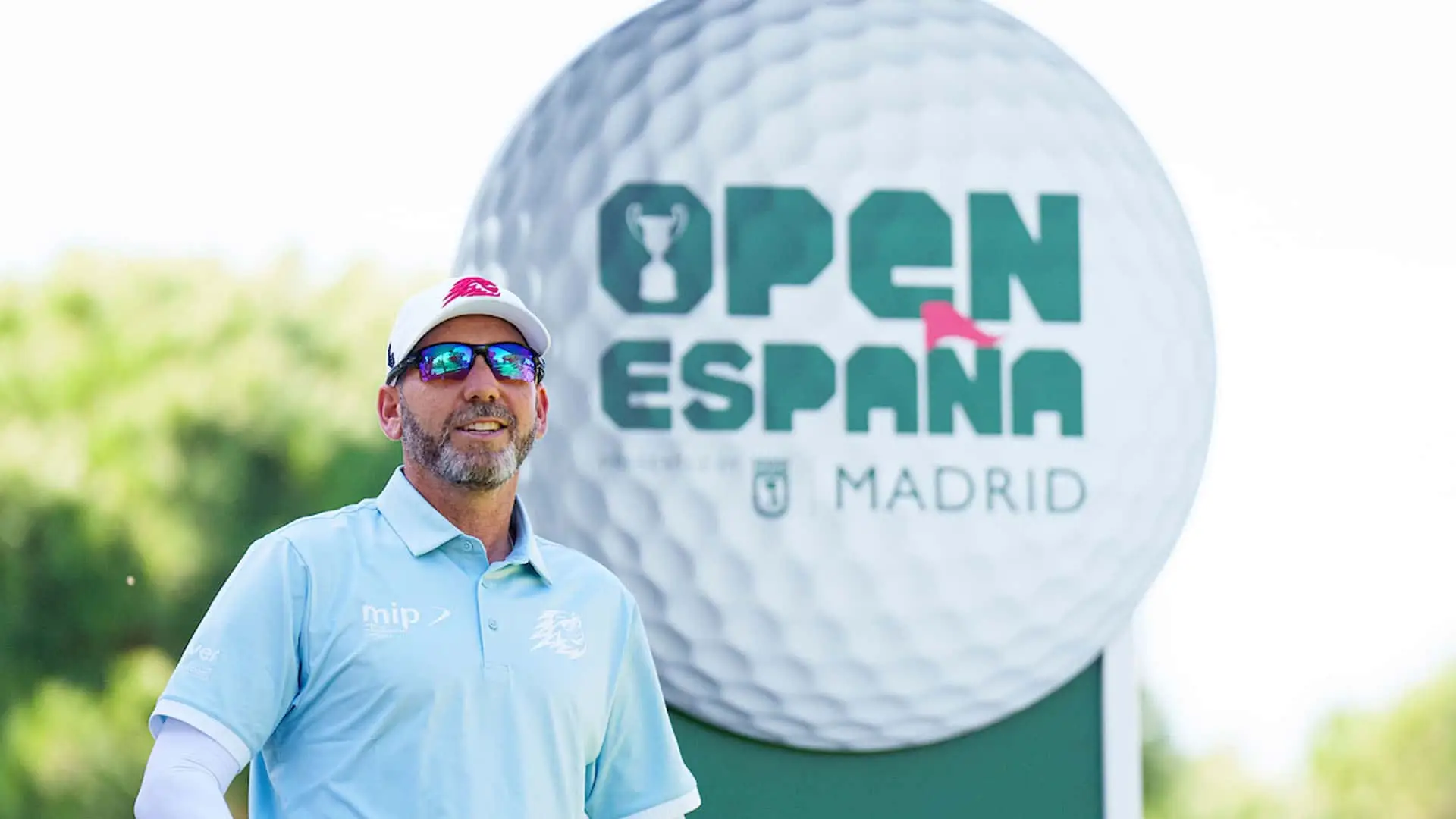 Dónde ver el Open de España de golf 2025 por TV: canales en directo, horarios y fechas El golfista español Sergio García frente a un cartel del Open de España en Madrid.