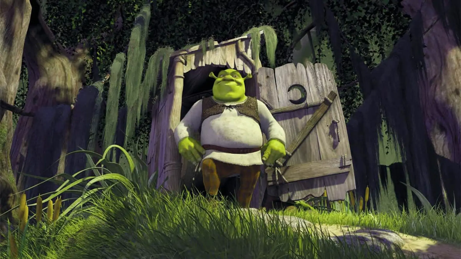 El ogro Shrek saliendo de su icónica letrina en el pantano, en una escena de la primera película de la saga.