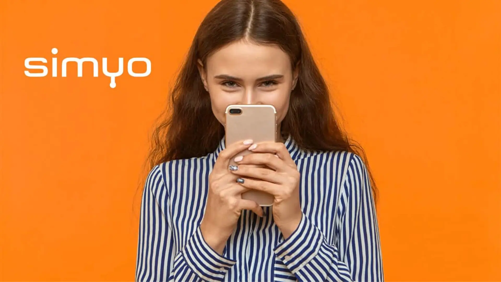 Mujer joven con smartphone sobre fondo naranja junto al logo de Simyo, representando sus tarifas móviles.