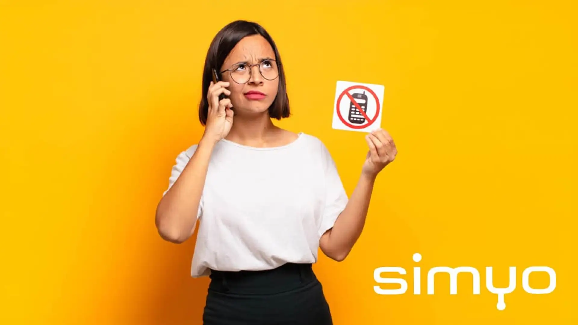 Bloqueo de llamadas spam con Simyo: mujer molesta rechazando llamadas comerciales sobre un fondo amarillo.
