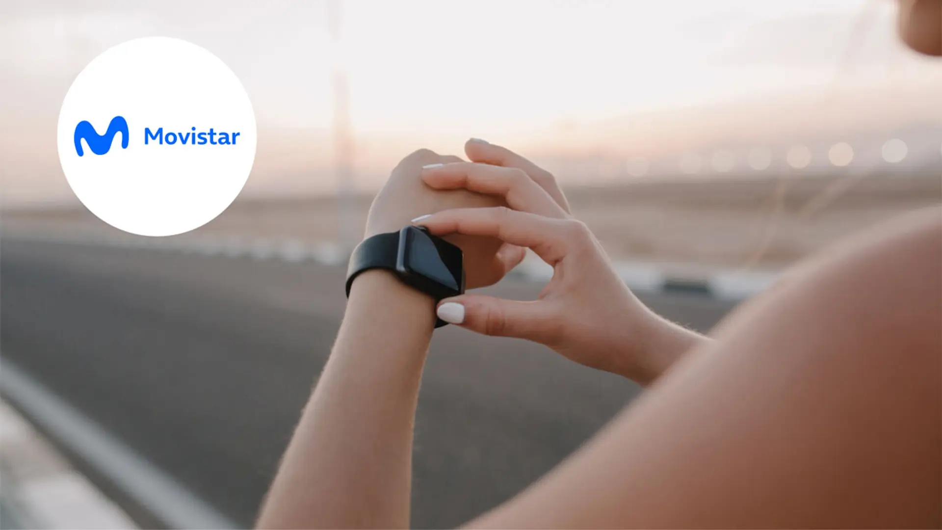 Mujer deportista usando un smartwatch junto al logo de Movistar para representar la tecnología móvil y conectividad diaria.