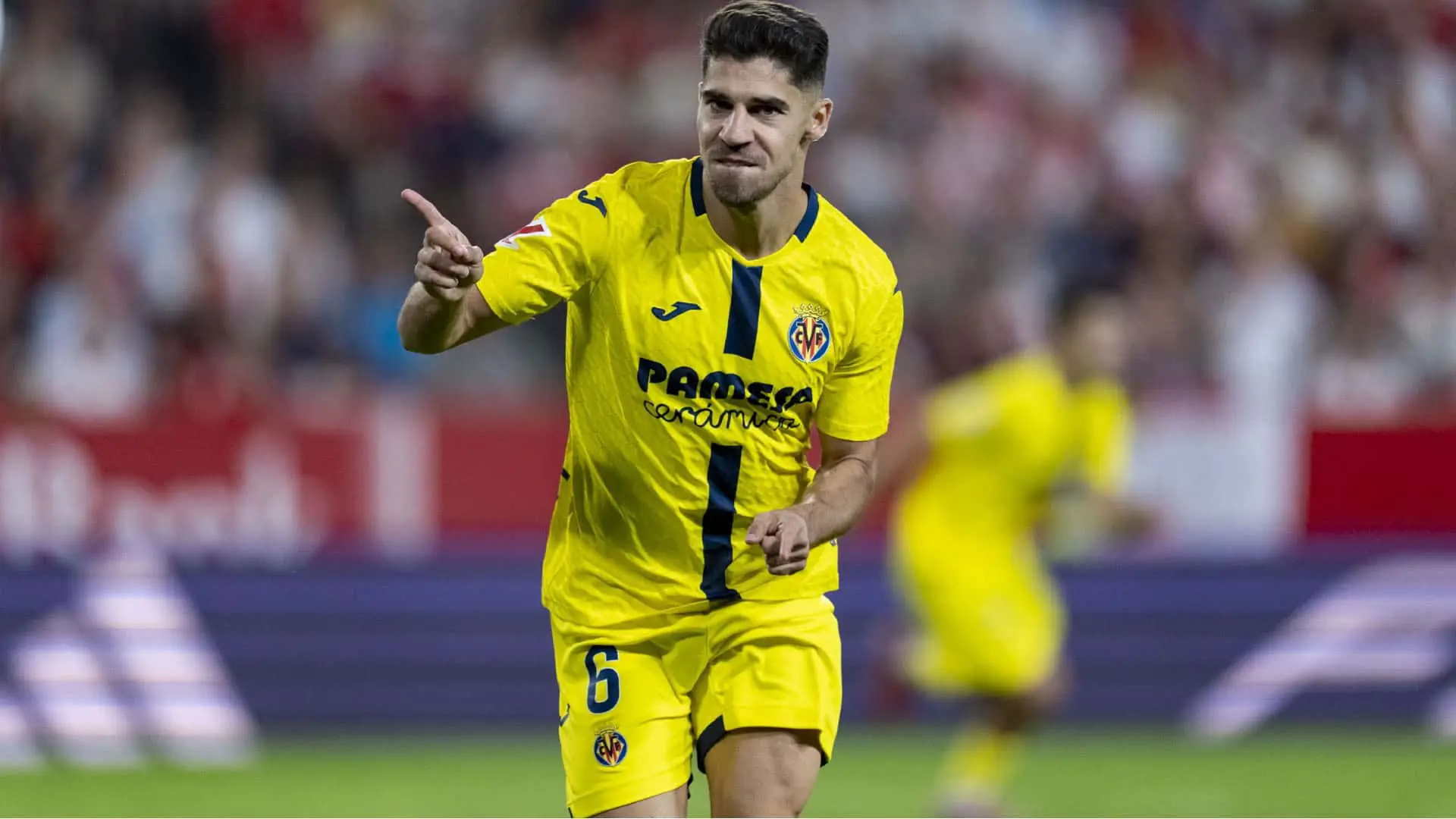 Solomon, jugador del Villarreal CF, celebra un gol señalando con el dedo durante un partido.