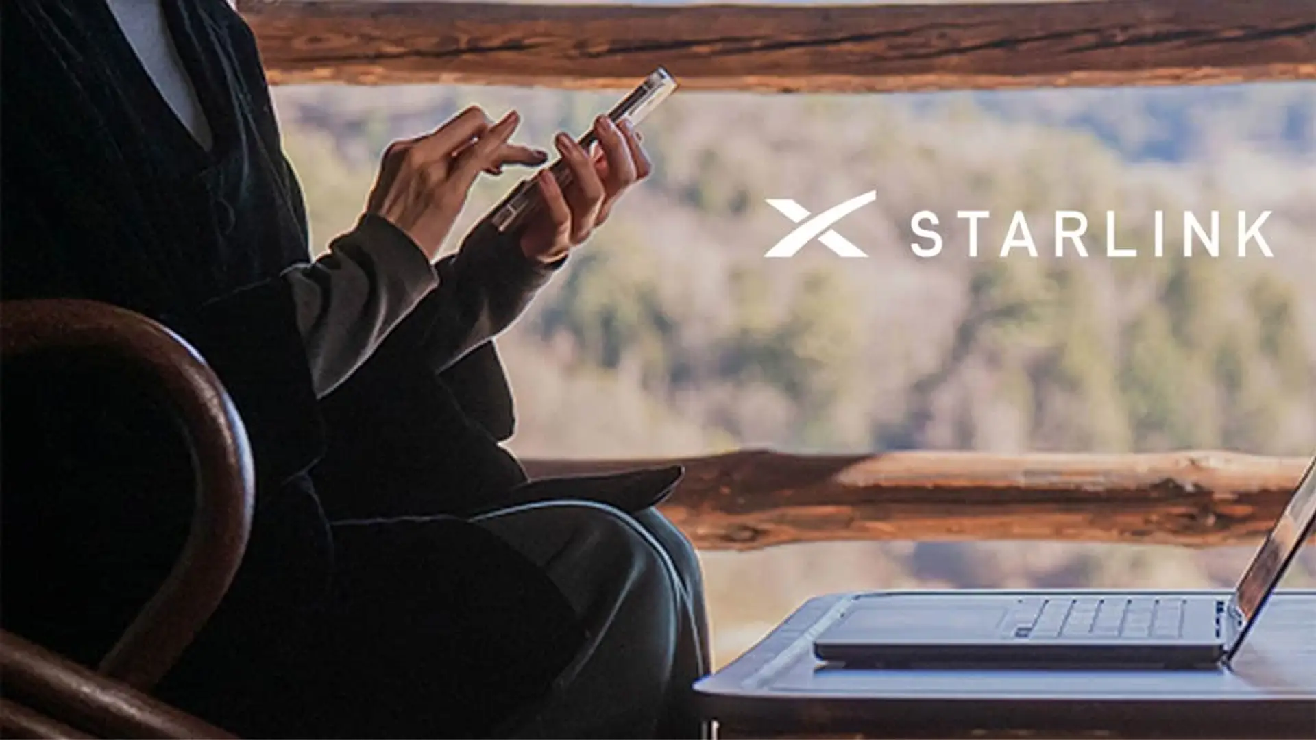 Starlink ya compite como una operadora más: 10€/mes, ofertas de retención y contratación telefónica Persona usando su móvil y portátil con el logo de Starlink para representar la conectividad a internet satelital.