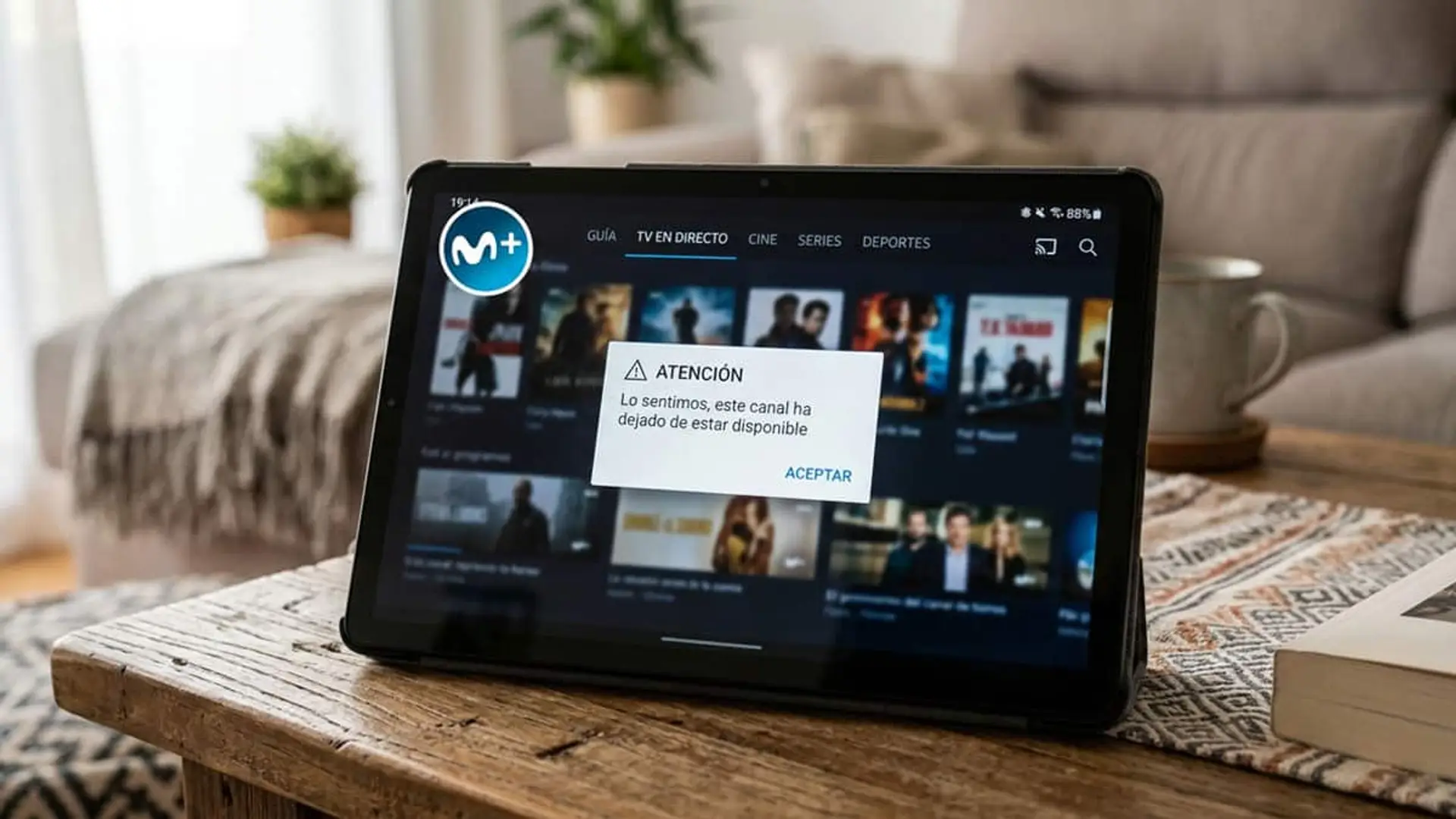 Tablet sobre una mesa mostrando un aviso de canal no disponible en la interfaz de Movistar Plus+