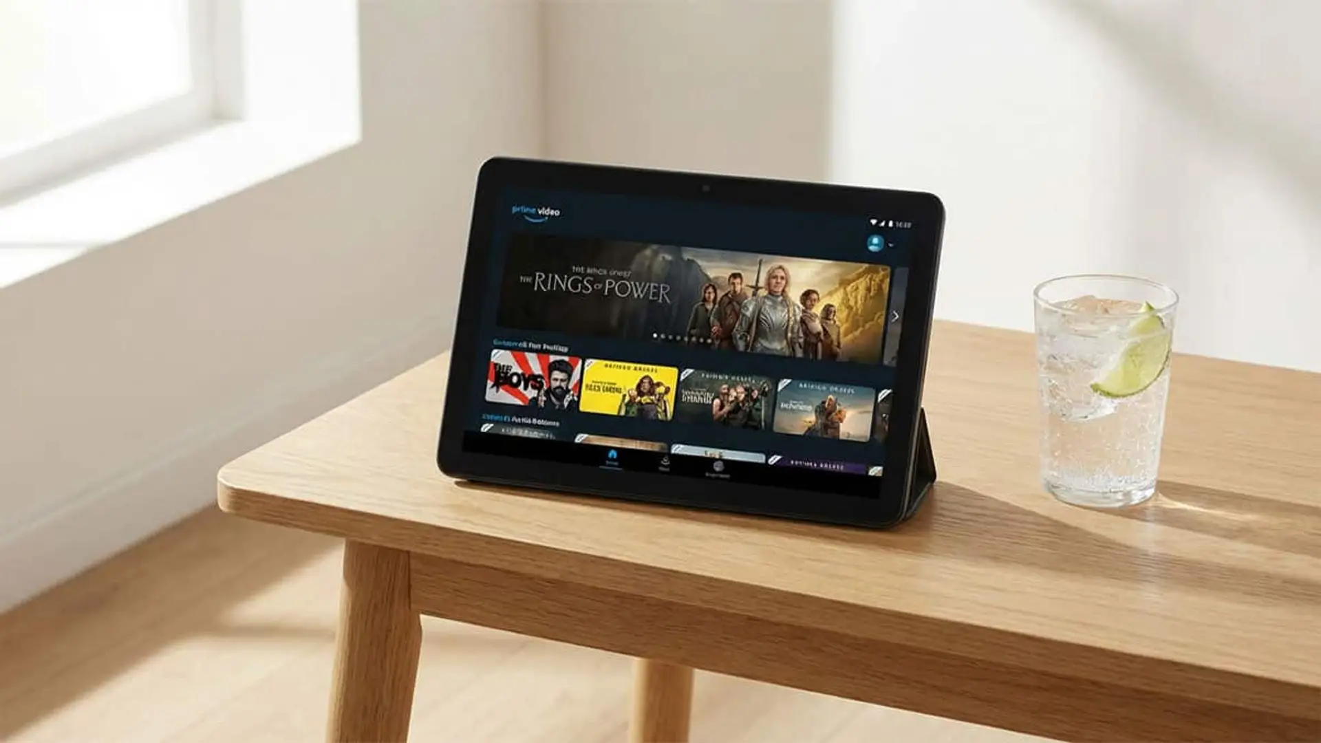 Tablet sobre una mesa mostrando la interfaz de Prime Video con varias series y películas en pantalla.