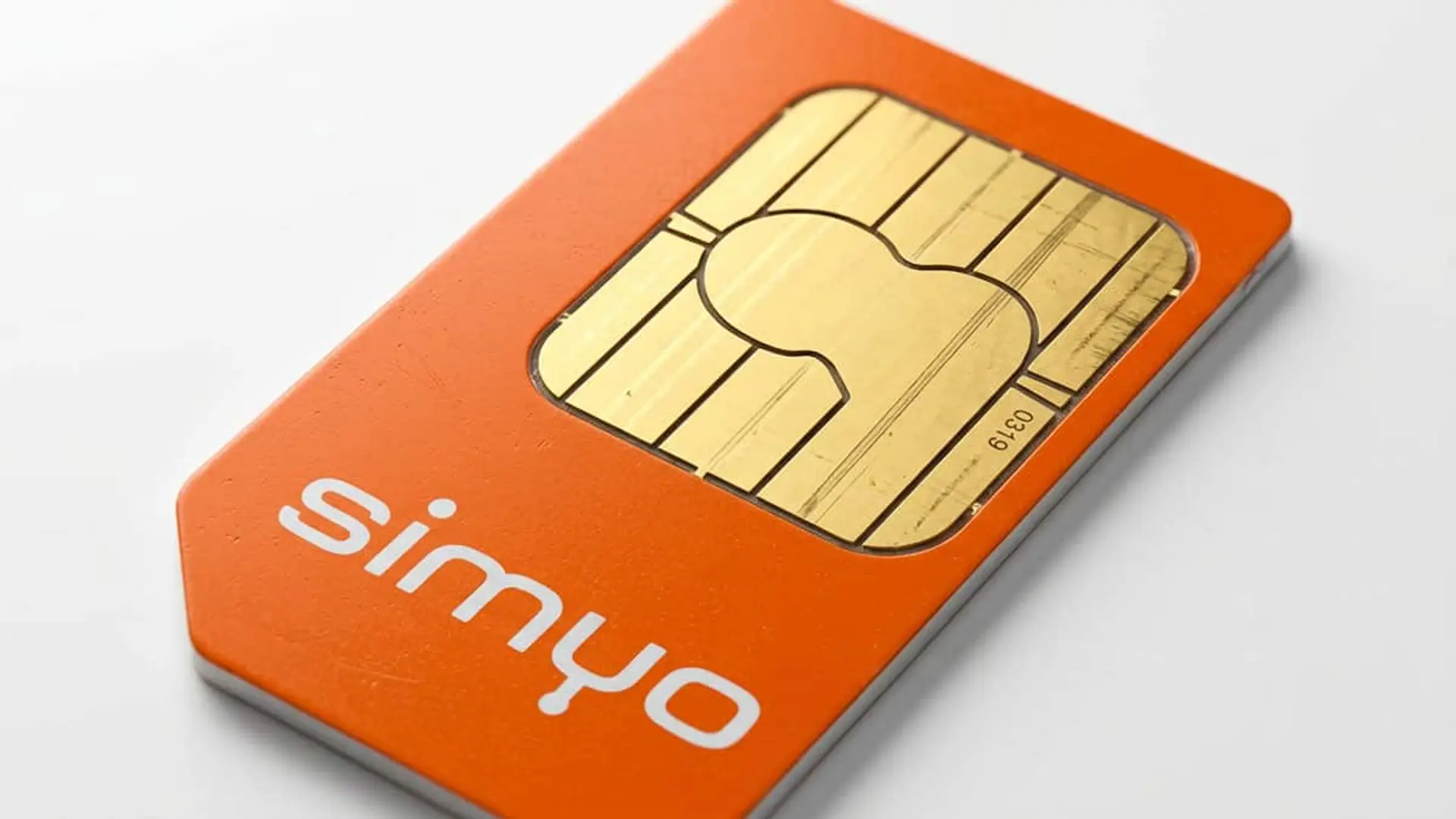 Primer plano de una tarjeta SIM de Simyo de color naranja.