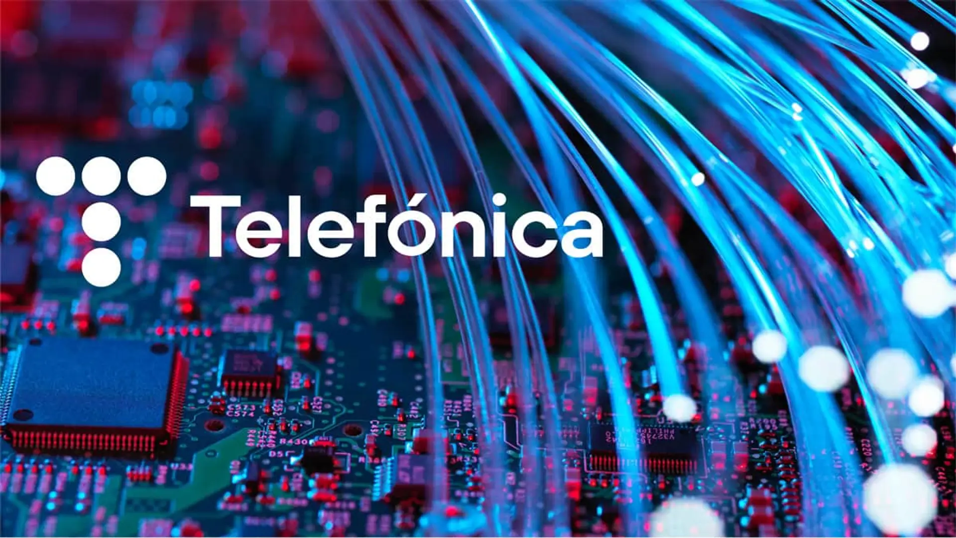 Telefónica contra los apagones: así es el plan para que la red de Movistar y O2 funcione sin luz Logo de Telefónica sobre cables de fibra óptica iluminados y un circuito.