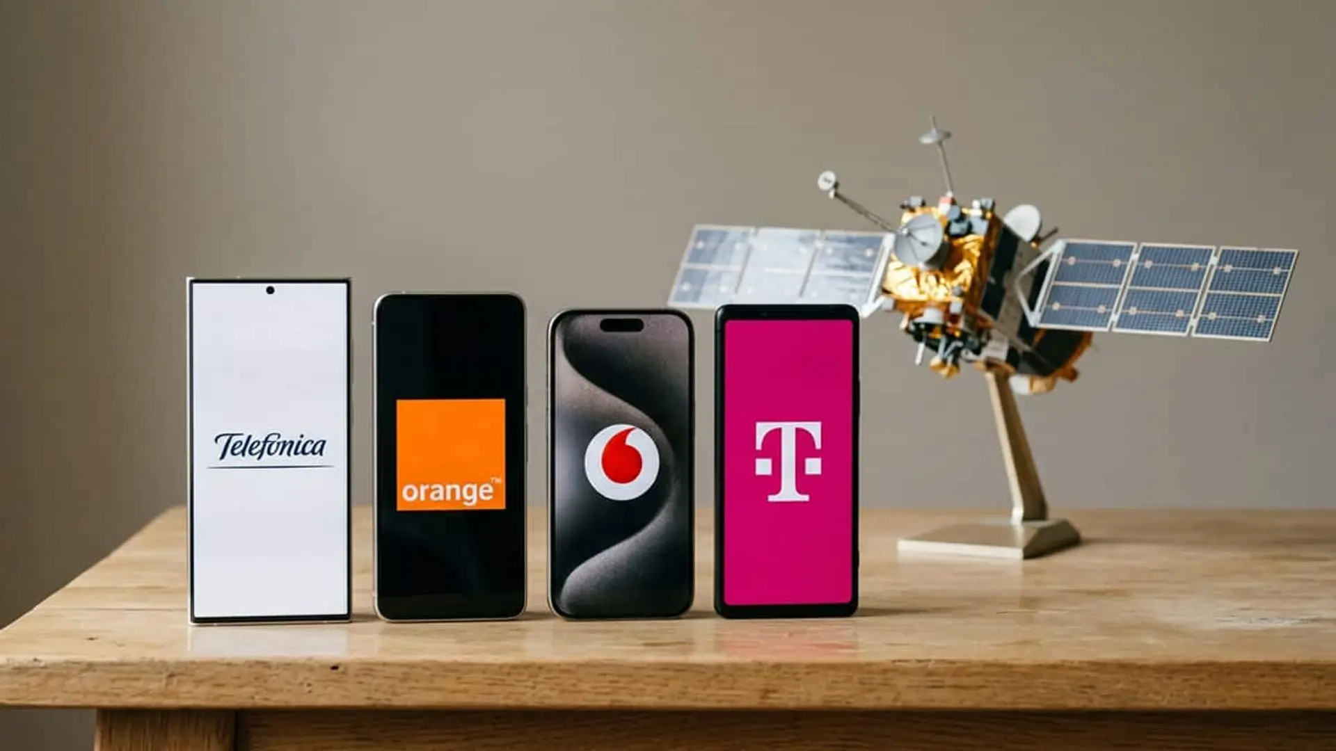 Cuatro móviles con los logotipos de Telefónica, Orange, Vodafone y Deutsche Telekom junto a una maqueta de satélite.